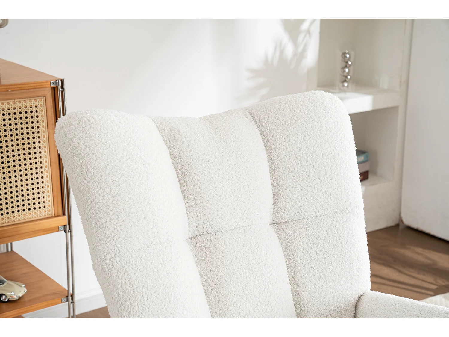 Fauteuil à bascule avec repose-pieds accoudoirs cadre bois blanc pour salon