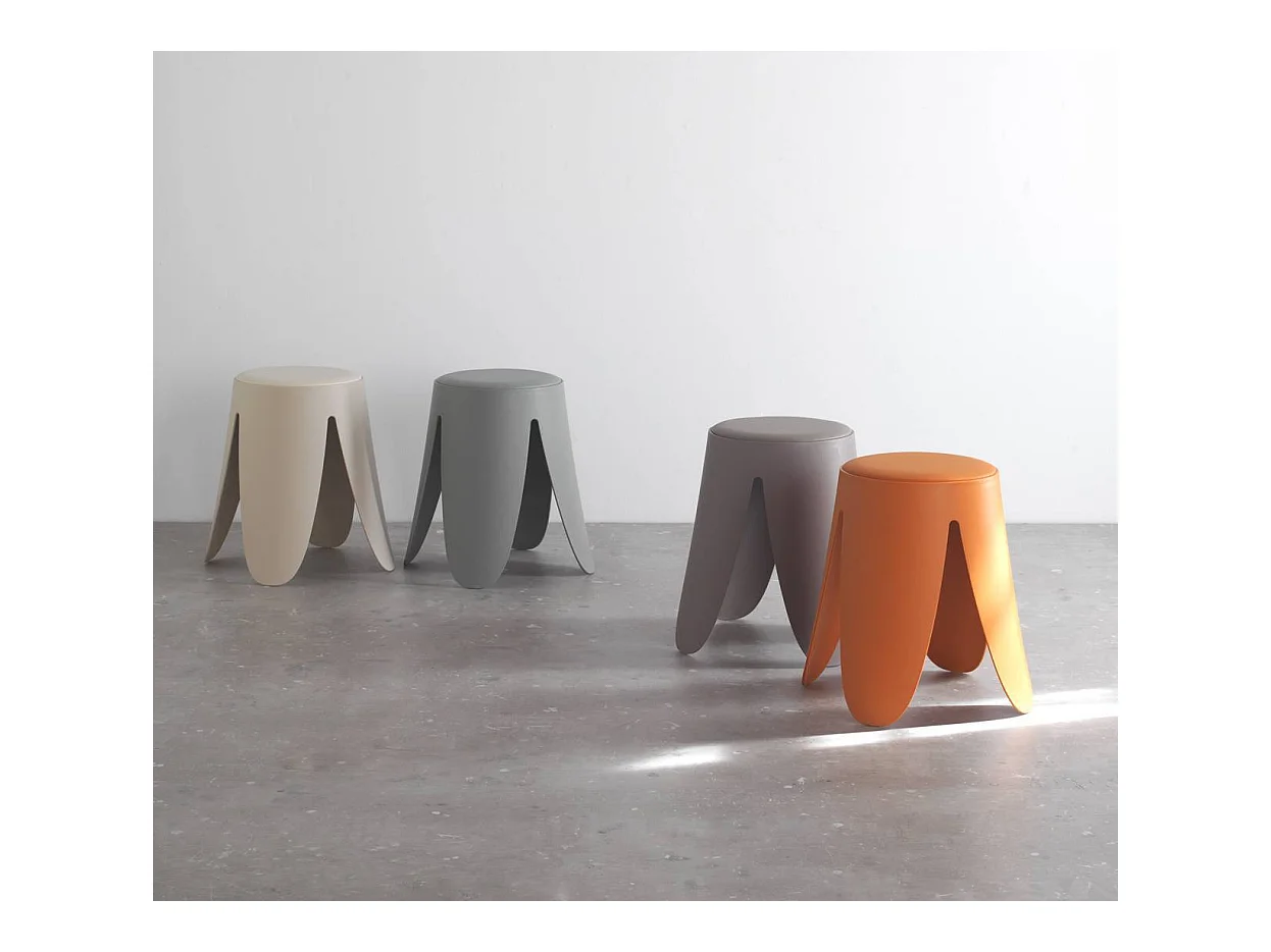 Pacote com 4 bancos de polipropileno com assento estofado em imitação de pele