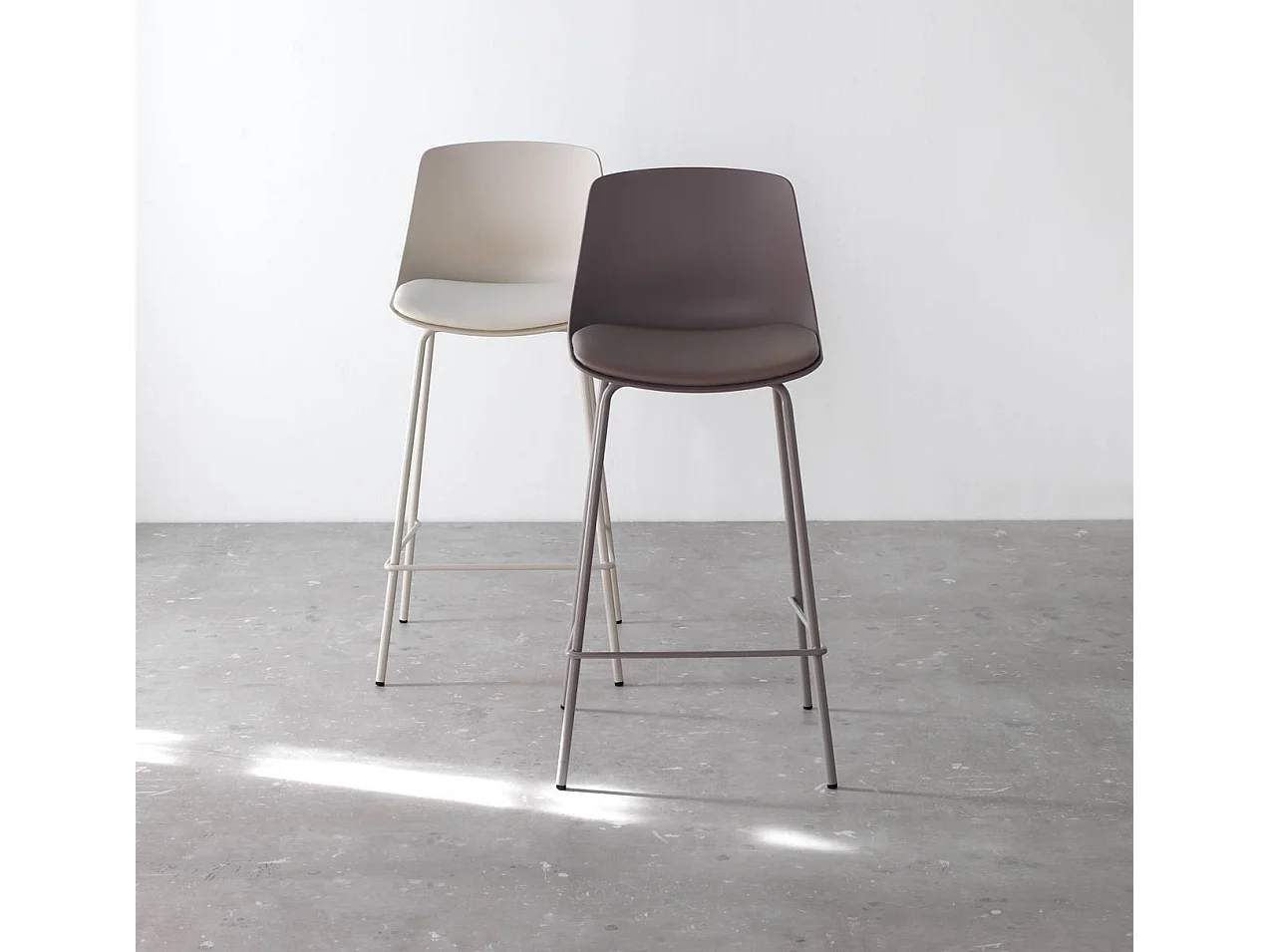 Pacote com 2 bancos de polipropileno com almofada estofada em pele sintética