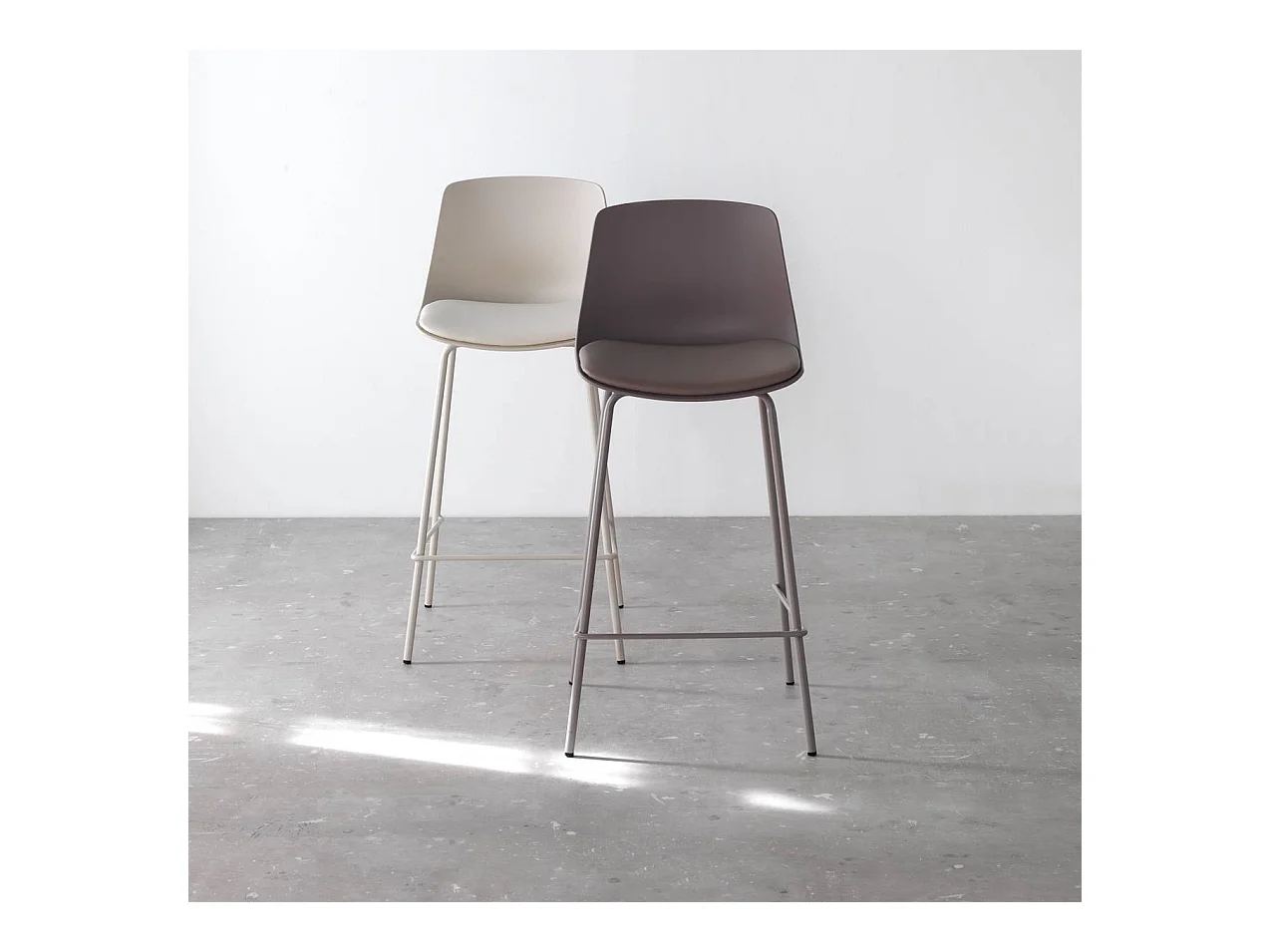 Pacote com 2 bancos de polipropileno com almofada estofada em pele sintética