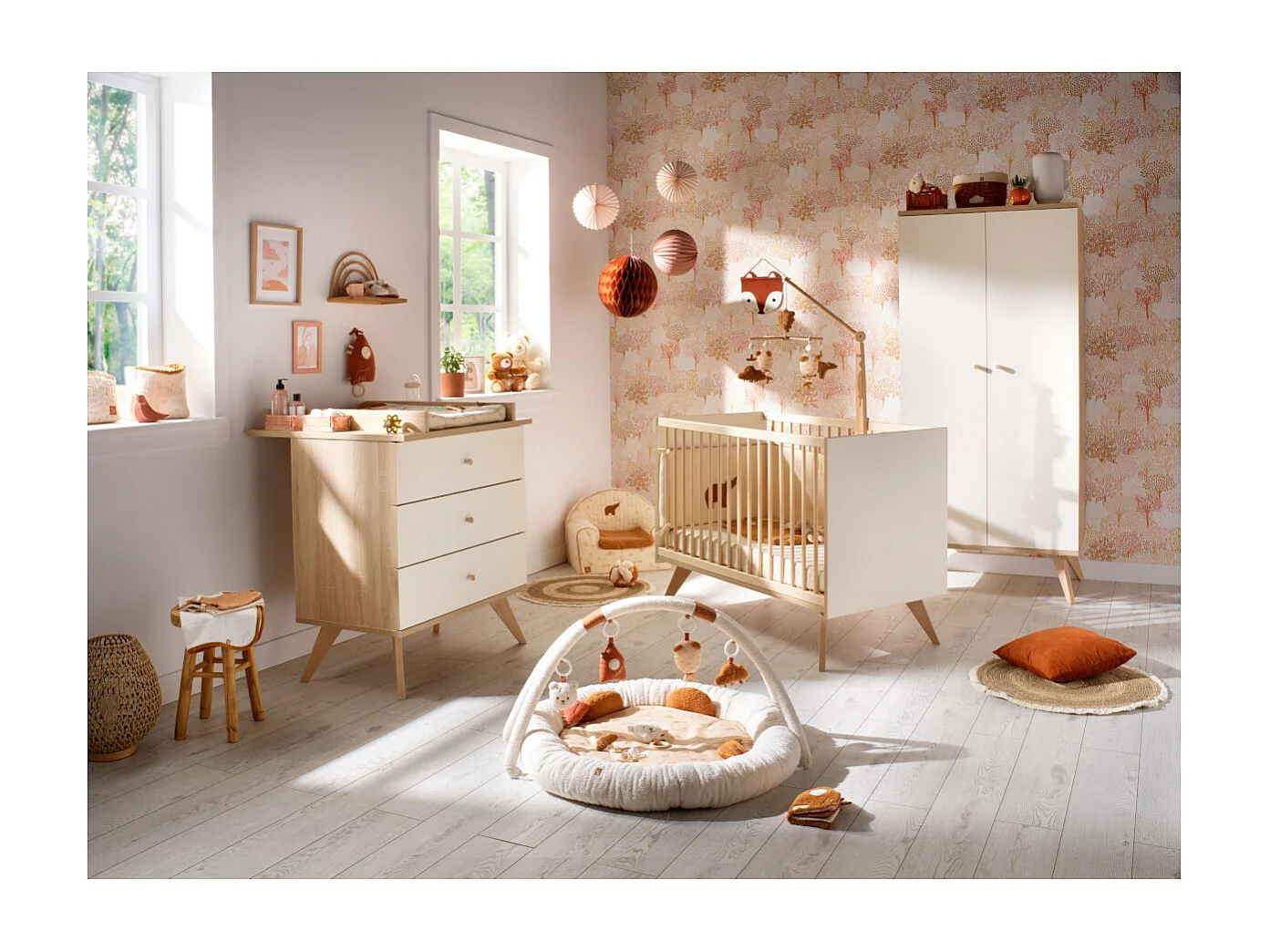 Lit bébé 120x60 à barreaux sur pieds décor vanille CAMILLE - Sauthon