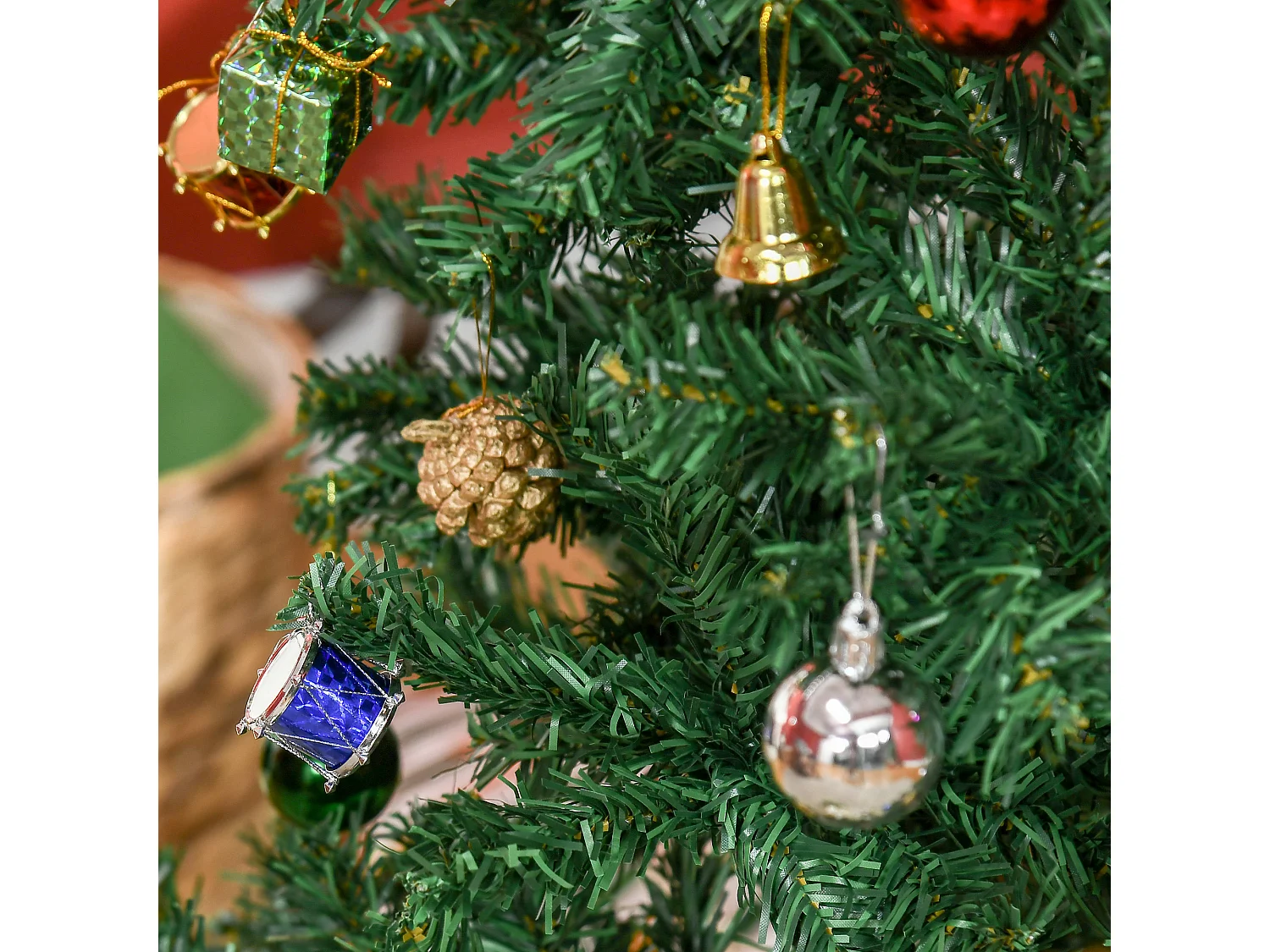 Albero di natale con addobbi e rami in pvc verde