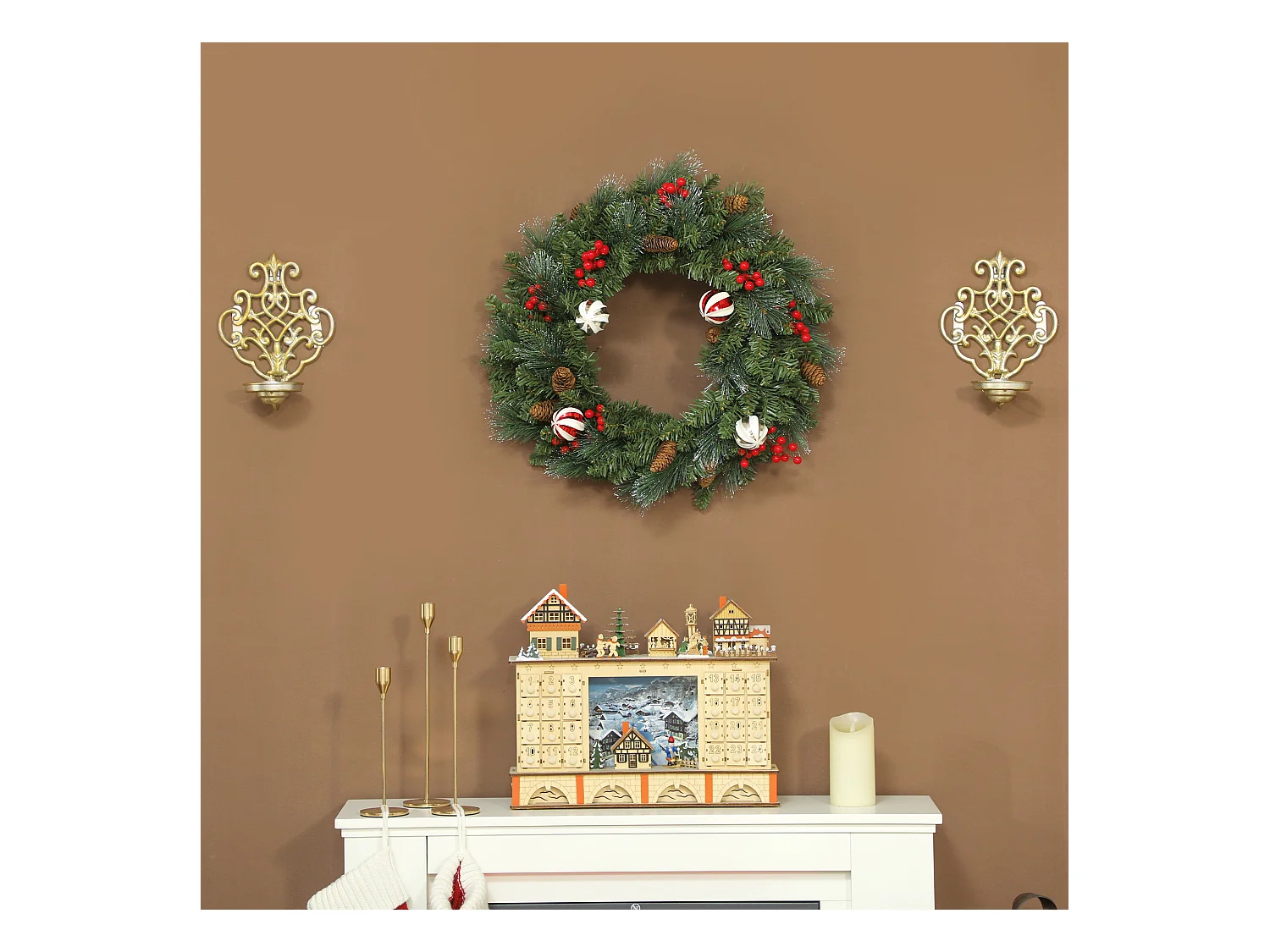 Ghirlanda natalizia da 60 cm innevata con pigne bacche e palline