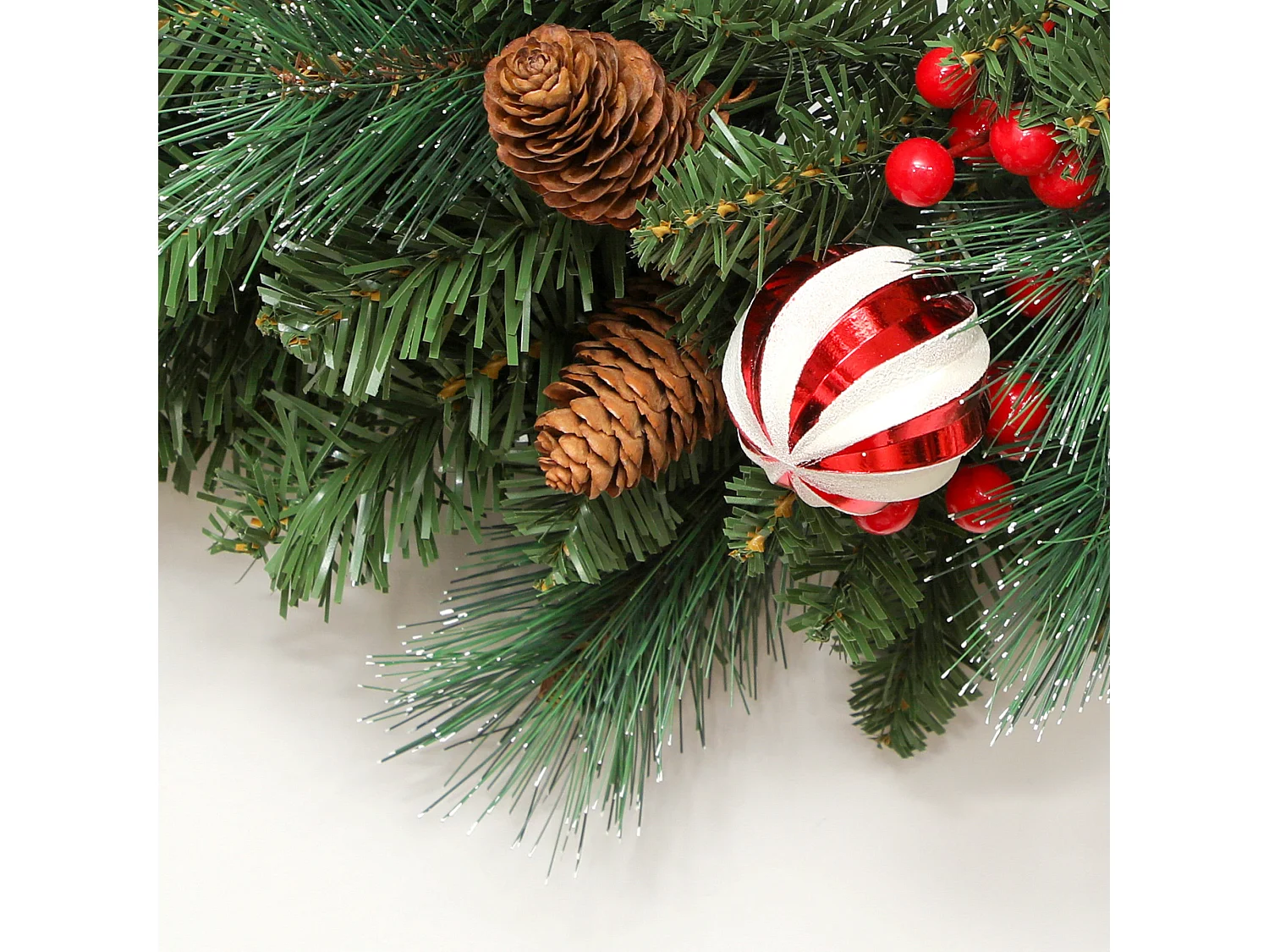 Ghirlanda natalizia da 60 cm innevata con pigne bacche e palline