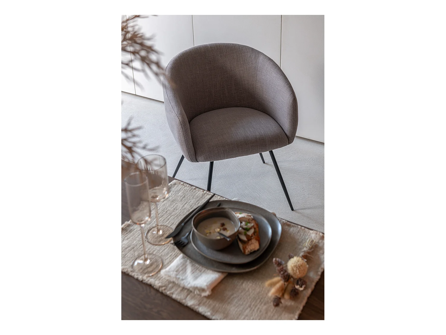 Chaise design WALES – Confort moderne en tissu et métal noir-Marron clair