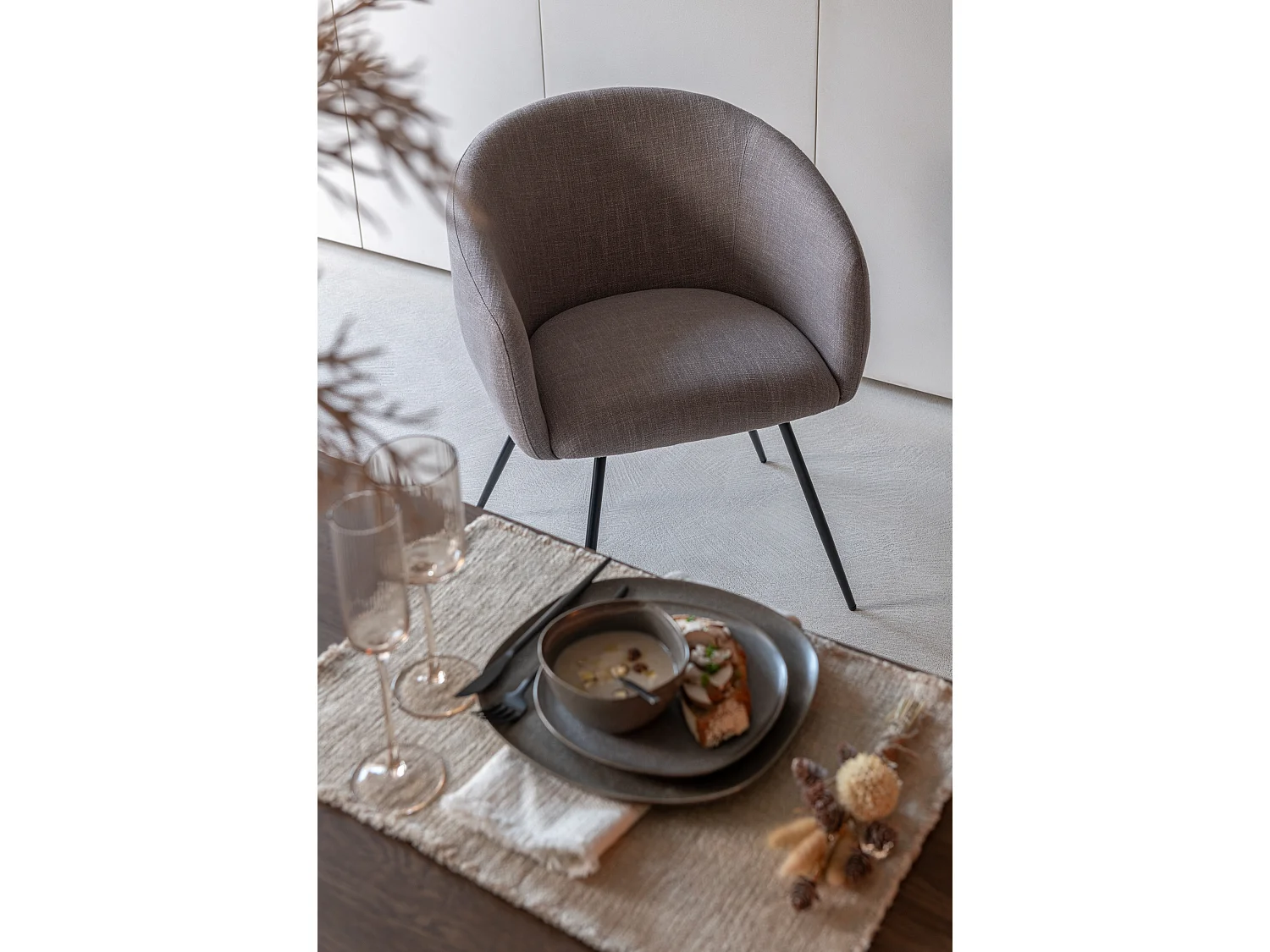 Chaise design WALES – Confort moderne en tissu et métal noir-Marron clair