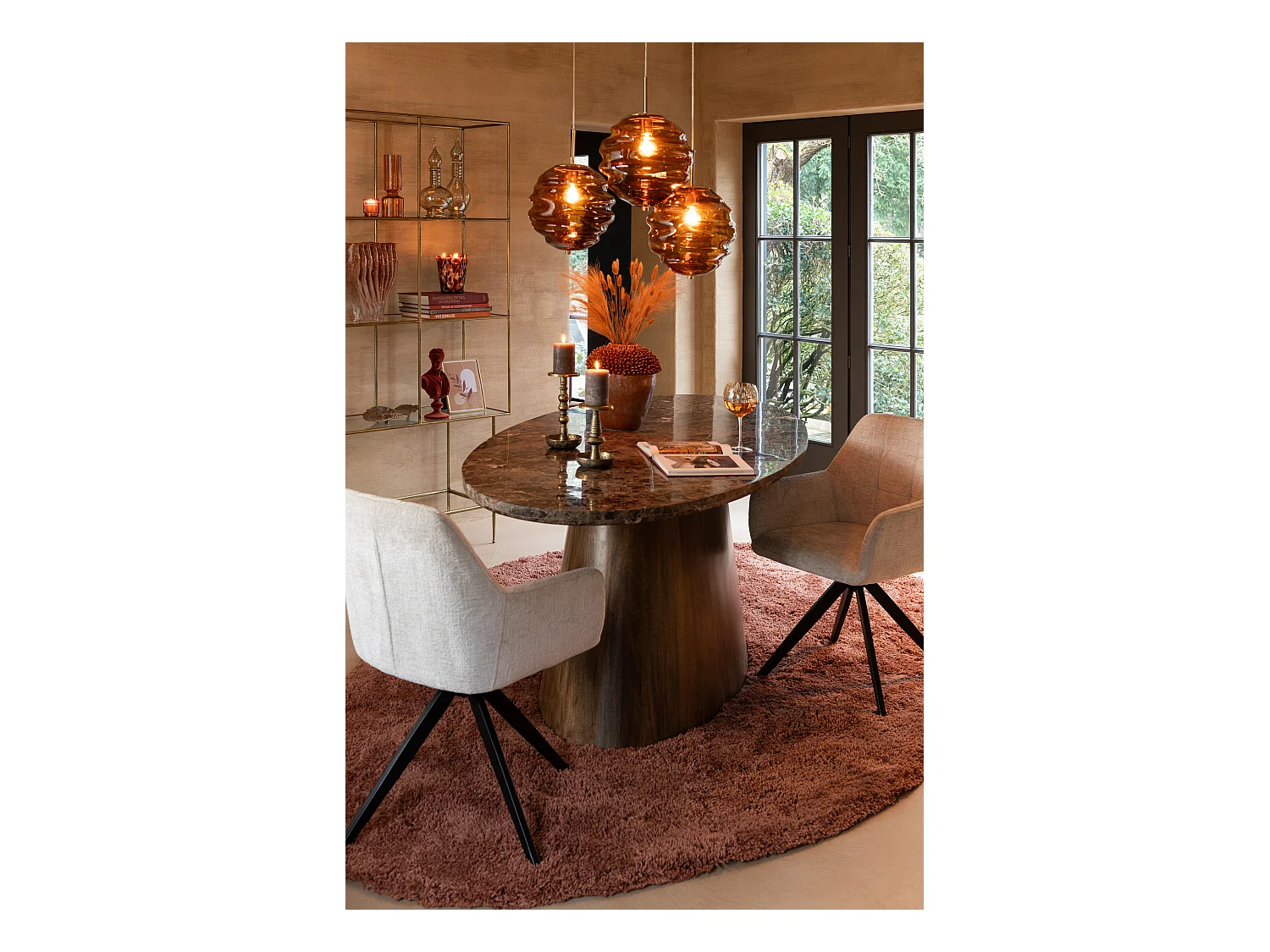 Silla LOUNA con reposabrazos – Tejido suave y patas de acero negro-Color Naranja