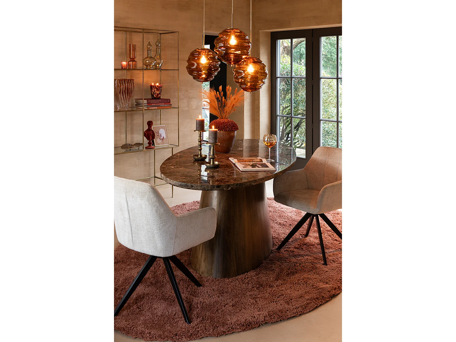 Chaise avec accoudoirs LOUNA – Tissu doux et pieds acier noir-Orange