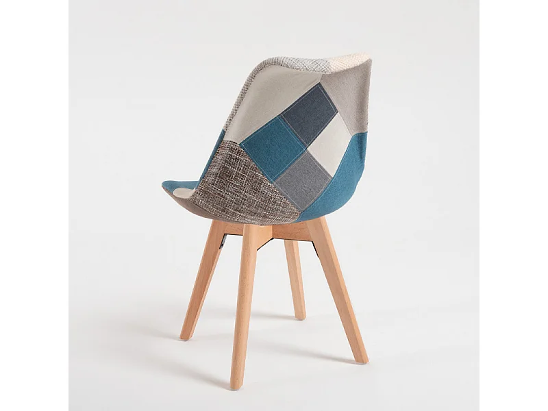 Silla de tela patchwork azul Kaby con patas de haya maciza clara