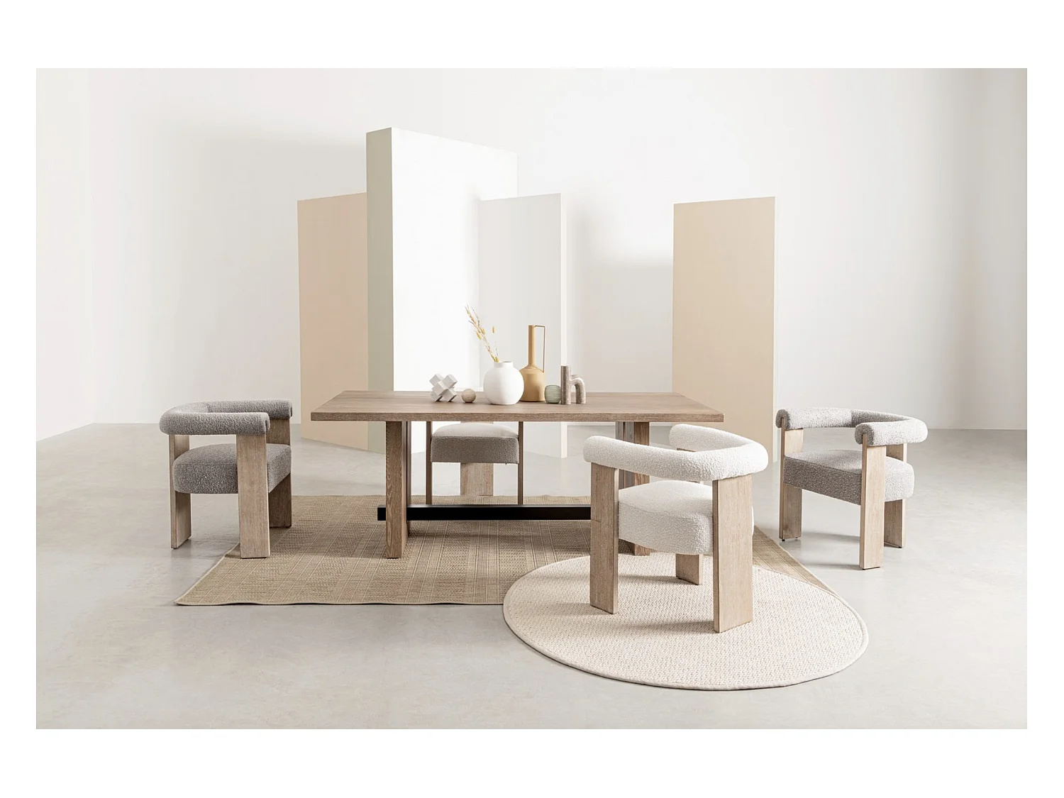 Chaise avec accoudoir en tissu bouclette et structure en bois – Modèle Agathy-Naturel/Beige clair