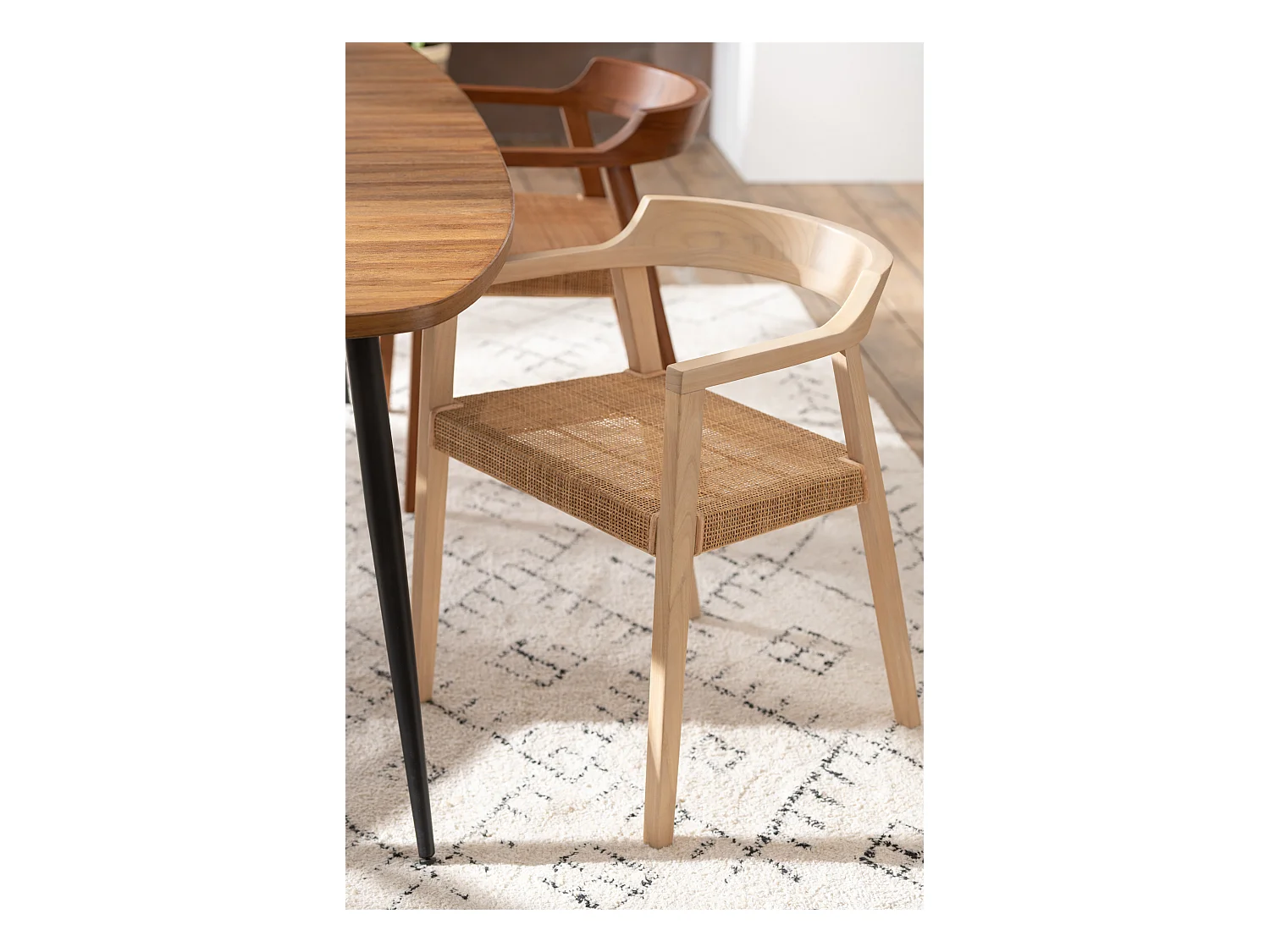 Fauteuil en bois de chêne SUKA – Élégance naturelle et charme artisanal-Beige