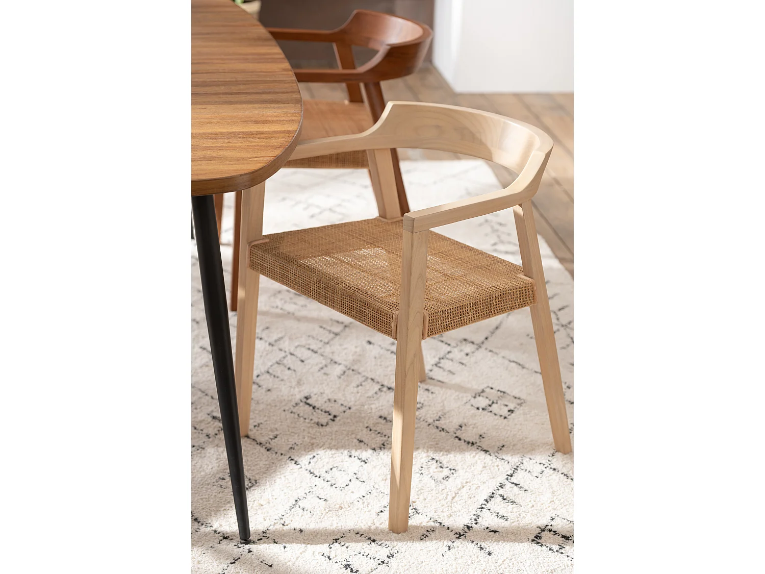 Sillón de roble SUKA: elegancia natural y encanto artesanal-Color ribete verde crudo