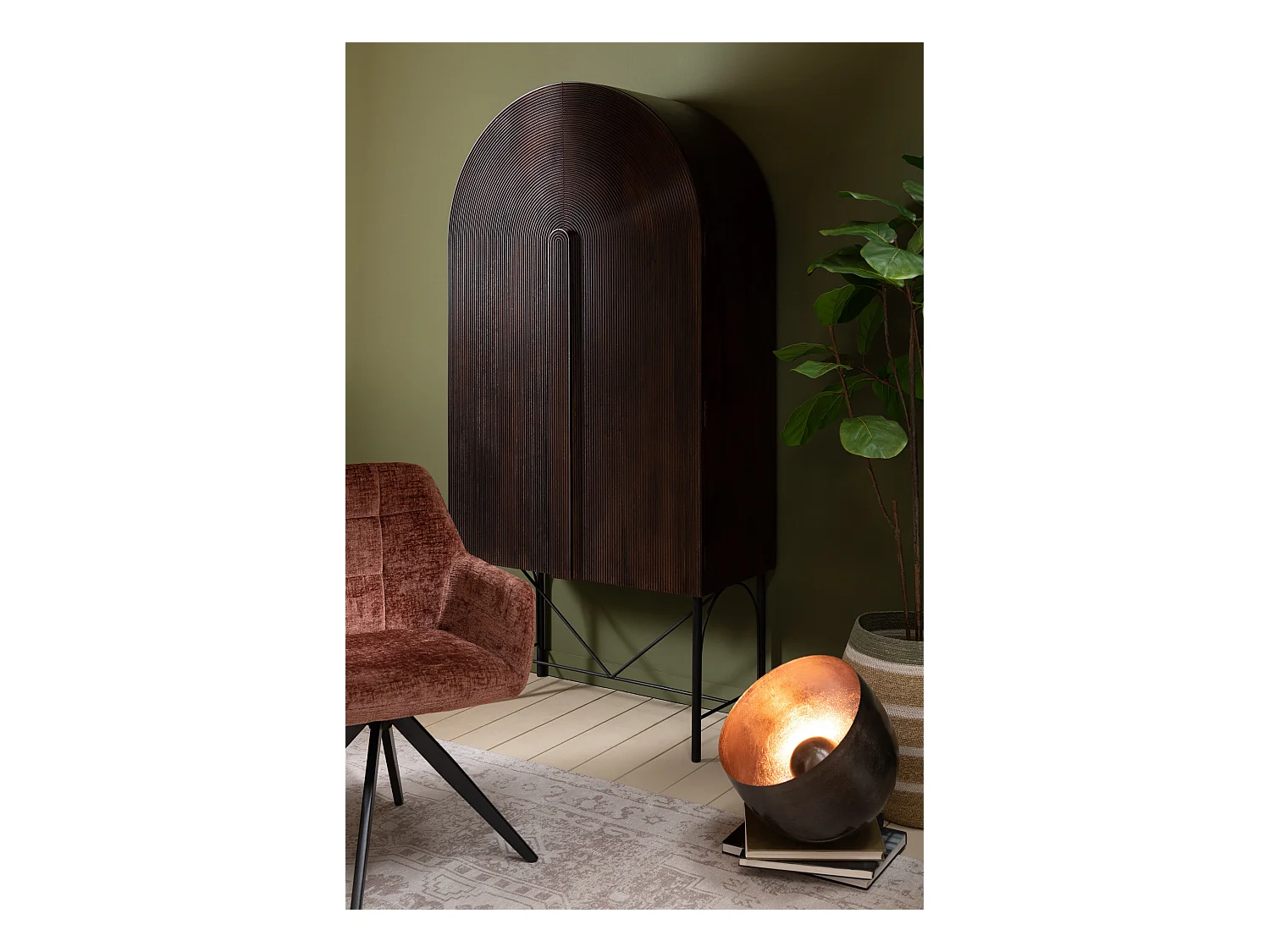 Chaise avec accoudoirs LOUNA – Tissu doux et pieds acier noir-Marron