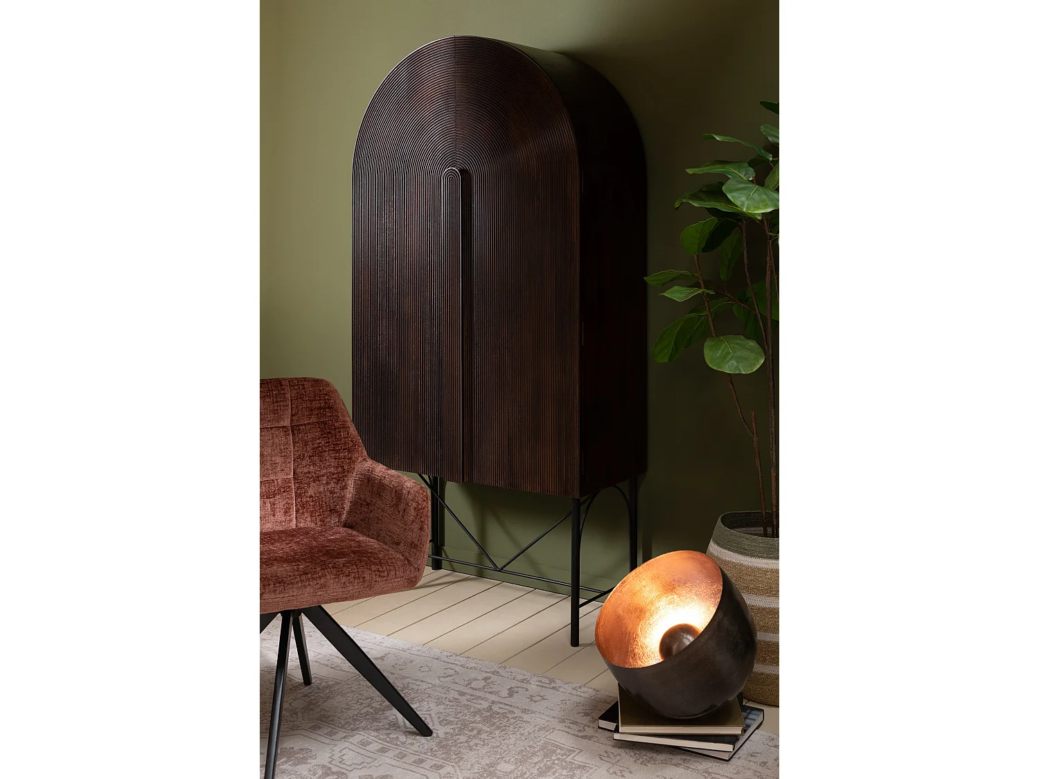 Chaise avec accoudoirs LOUNA – Tissu doux et pieds acier noir-Marron