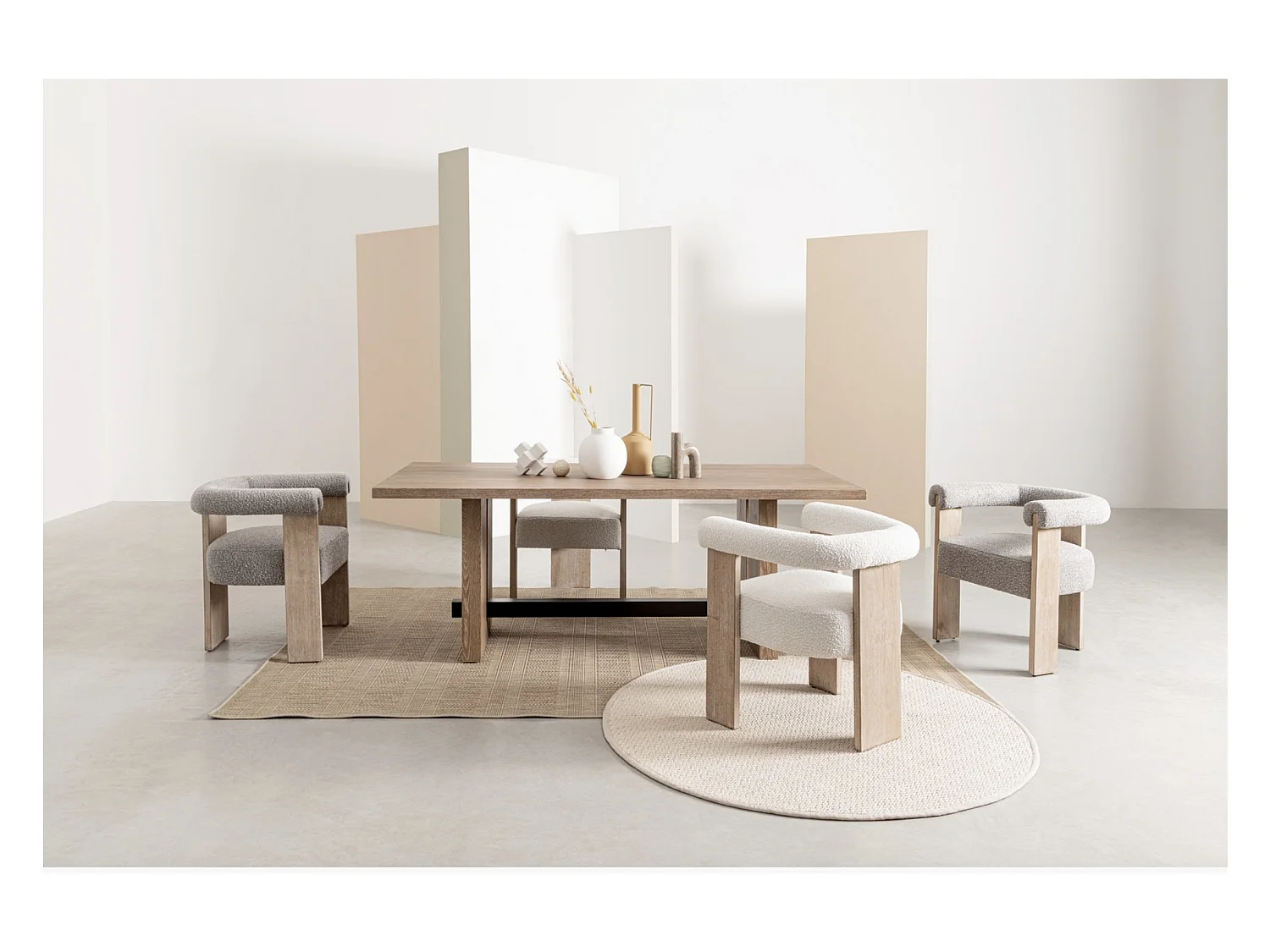 Chaise avec accoudoir en tissu bouclette et structure en bois – Modèle Agathy-Naturel/Gris