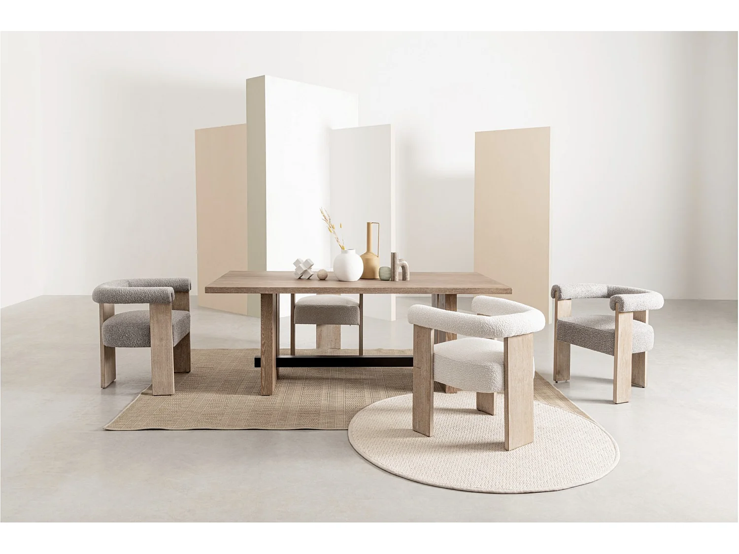 Chaise avec accoudoir en tissu bouclette et structure en bois – Modèle Agathy-Naturel/Gris