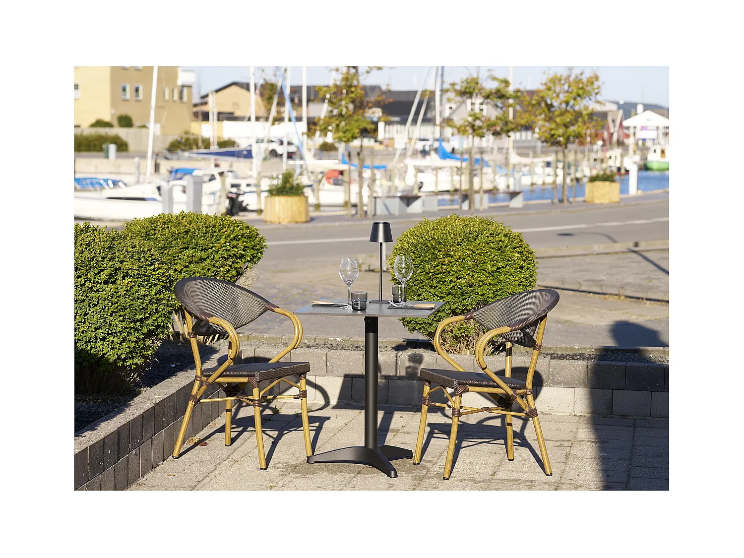 Table de bistrot carrée PARIZ 60cm – Plateau effet marbre gris foncé & pieds en aluminium noir