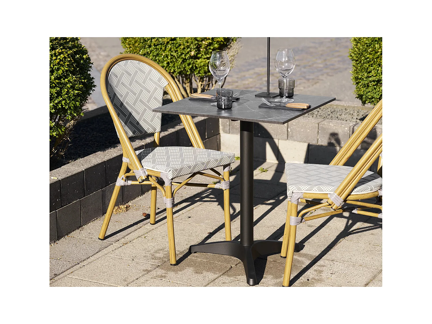 Table de bistrot carrée PARIZ 60cm – Plateau effet marbre gris foncé & pieds en aluminium noir