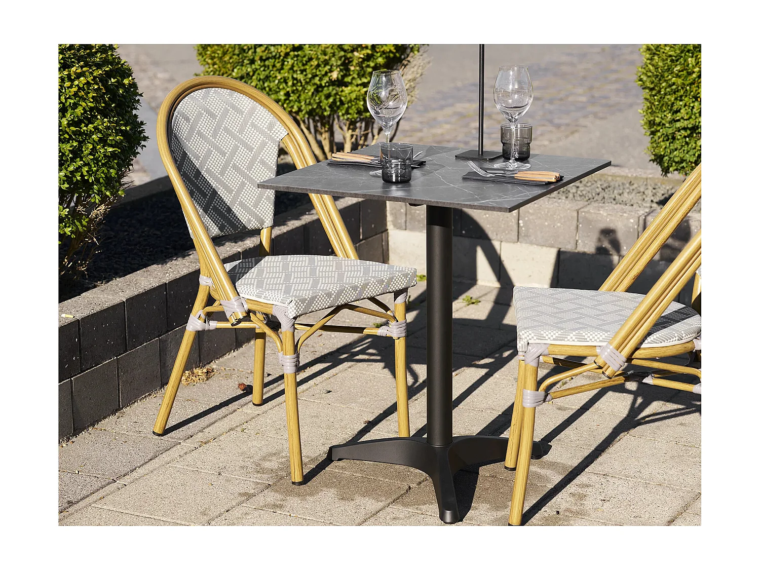 Table de bistrot carrée PARIZ 60cm – Plateau effet marbre gris foncé & pieds en aluminium noir