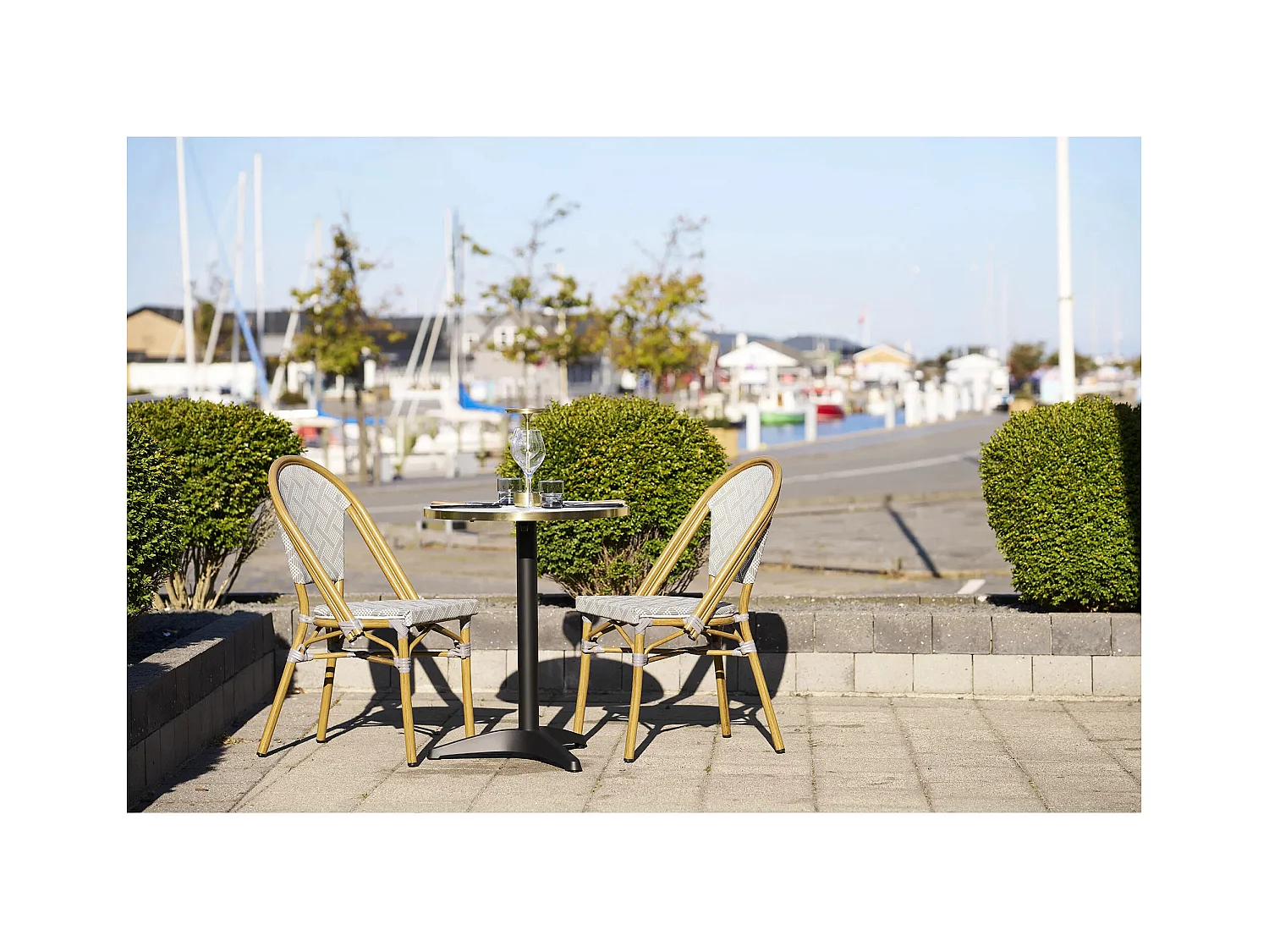 Table de bistrot ronde KUSTA Ø60cm – Plateau blanc aspect marbre, bord doré & pied métal noir