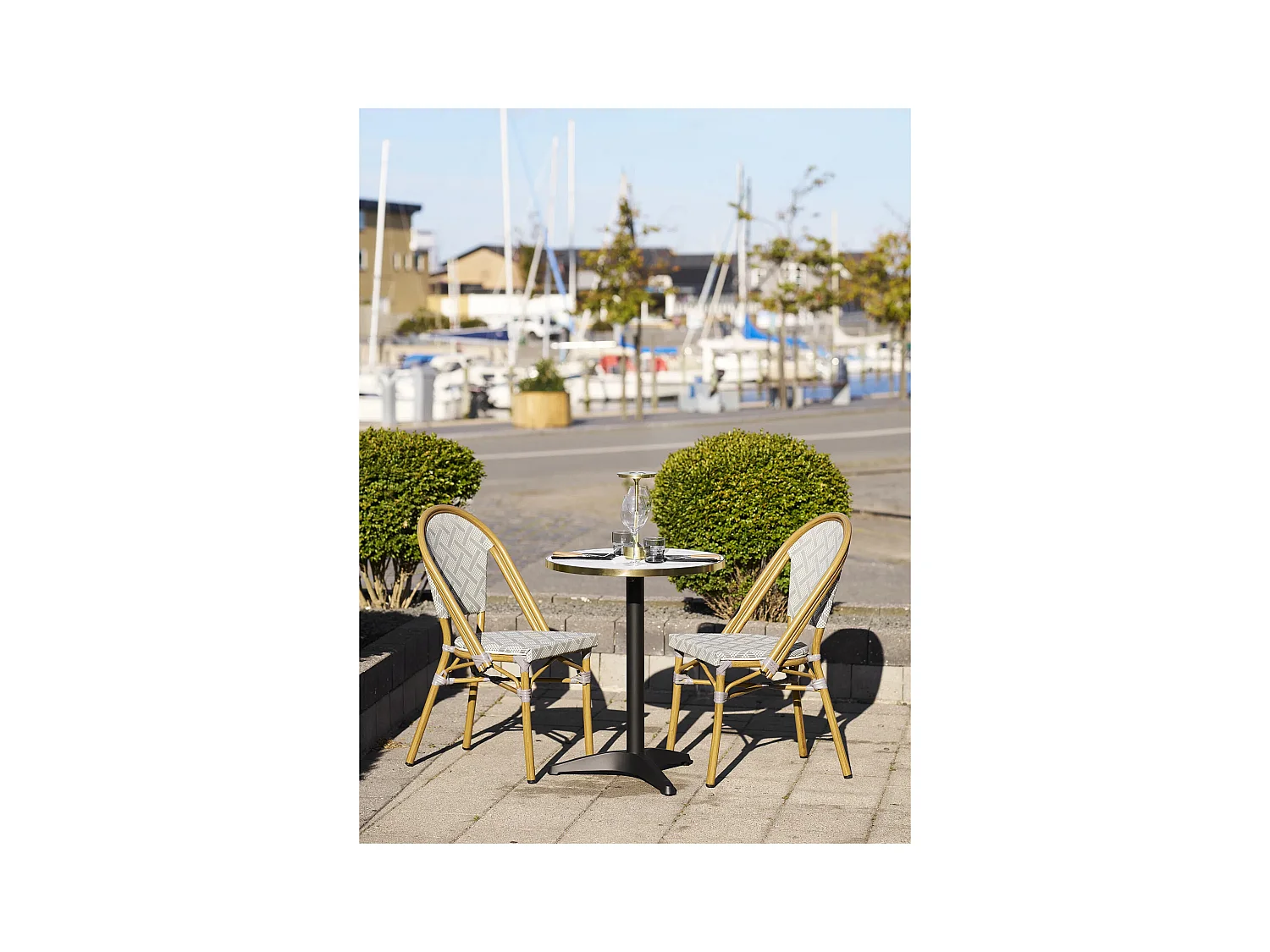 Table de bistrot ronde KUSTA Ø60cm – Plateau blanc aspect marbre, bord doré & pied métal noir