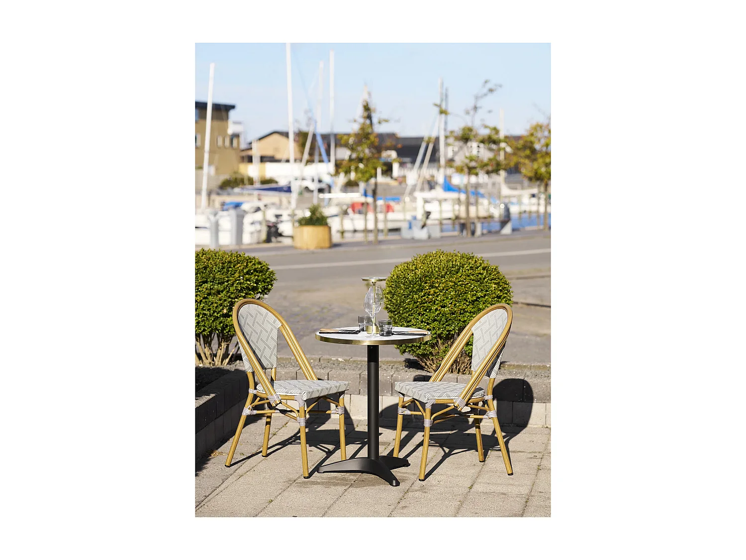 KUSTA ronde bistrotafel Ø60 cm – Blad in wit marmerlook, gouden rand & zwarte metalen poot