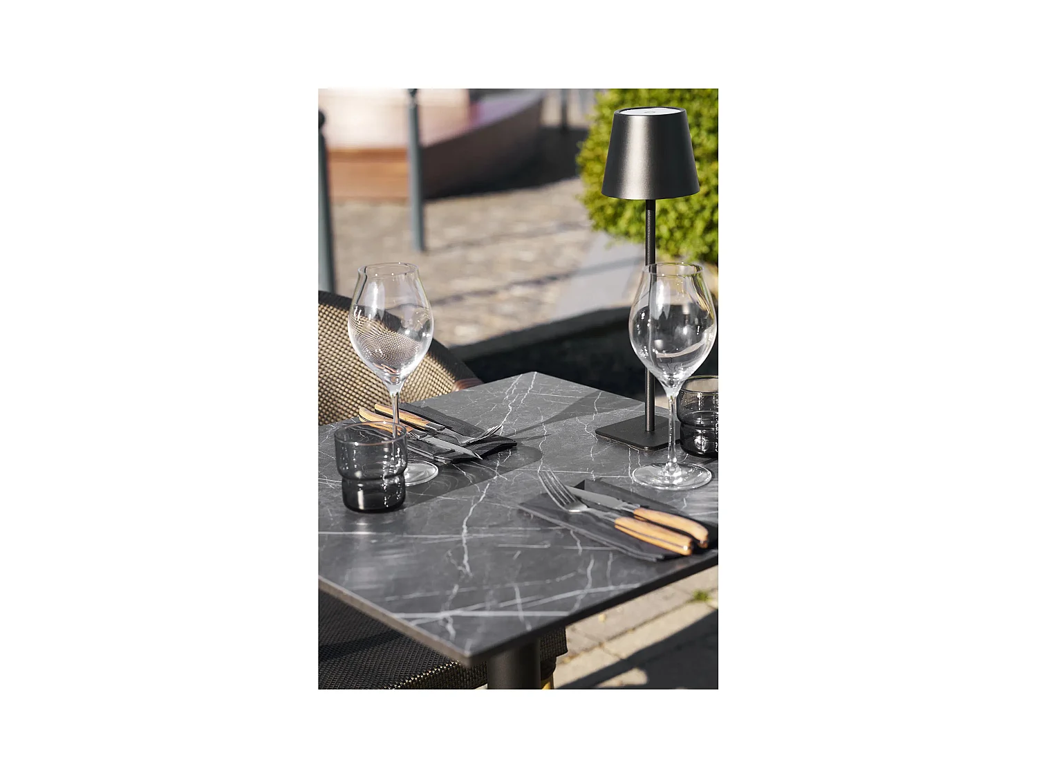 Table de bistrot carrée VALIZA 60cm – Plateau effet marbre gris foncé & pieds en aluminium noir