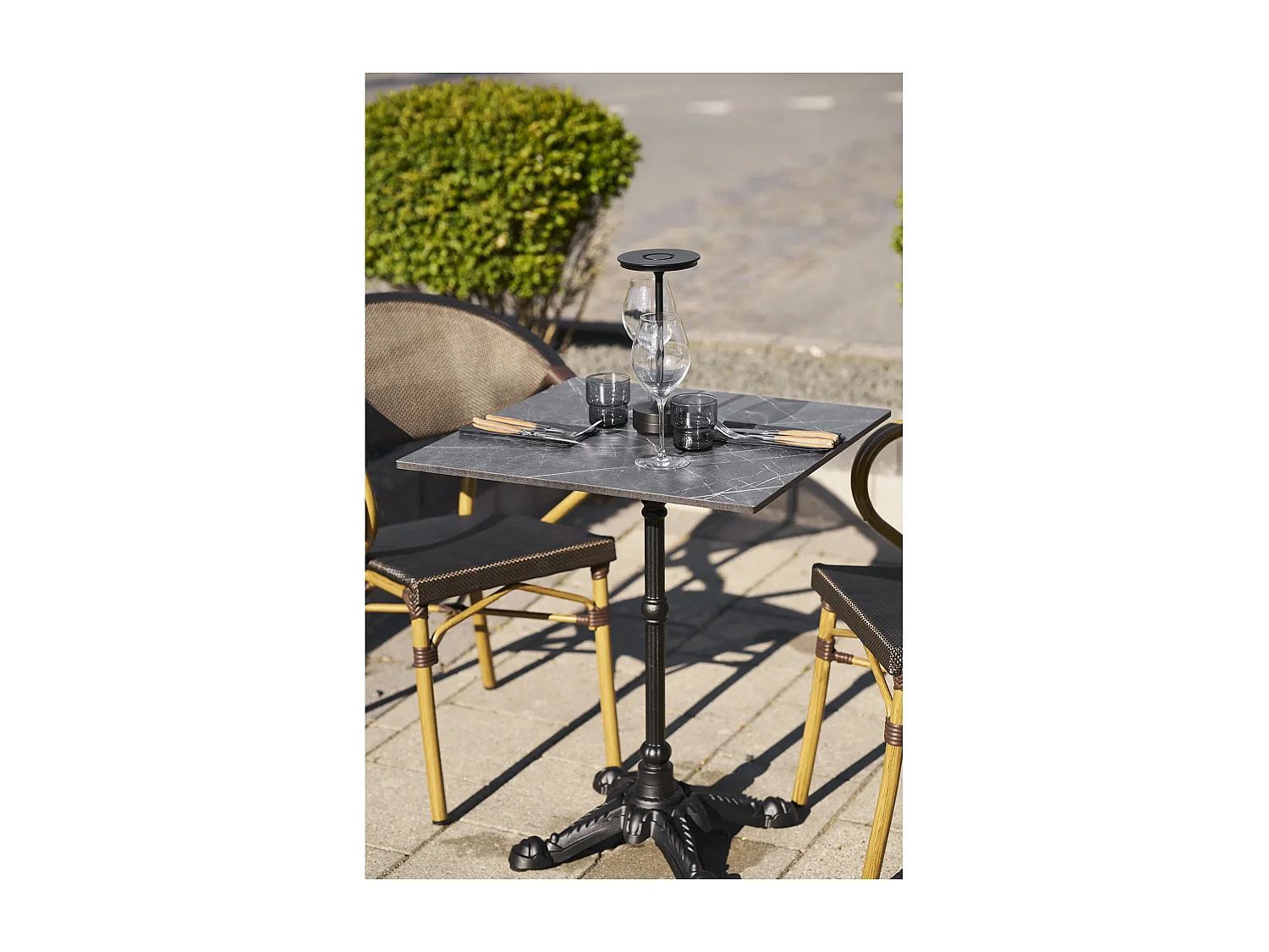 Table de bistrot carrée VALIZA 60cm – Plateau effet marbre gris foncé & pieds en aluminium noir