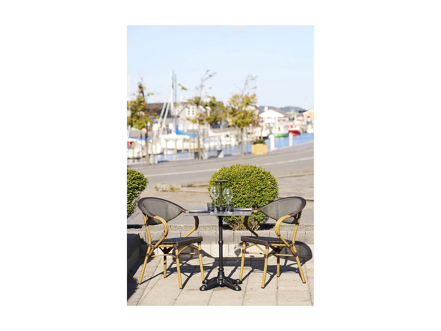 Table de bistrot carrée VALIZA 60cm – Plateau effet marbre gris foncé & pieds en aluminium noir