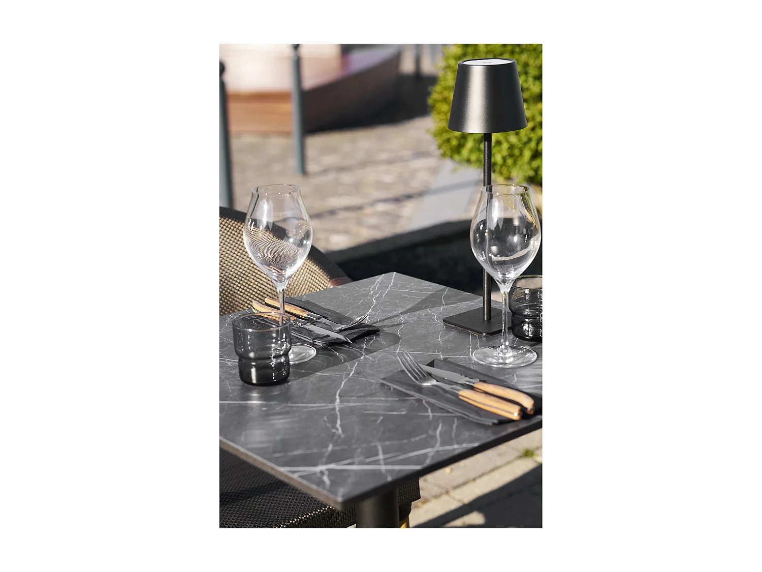 Table de bistrot carrée VALIZA 60cm – Plateau effet marbre gris foncé & pieds en aluminium noir