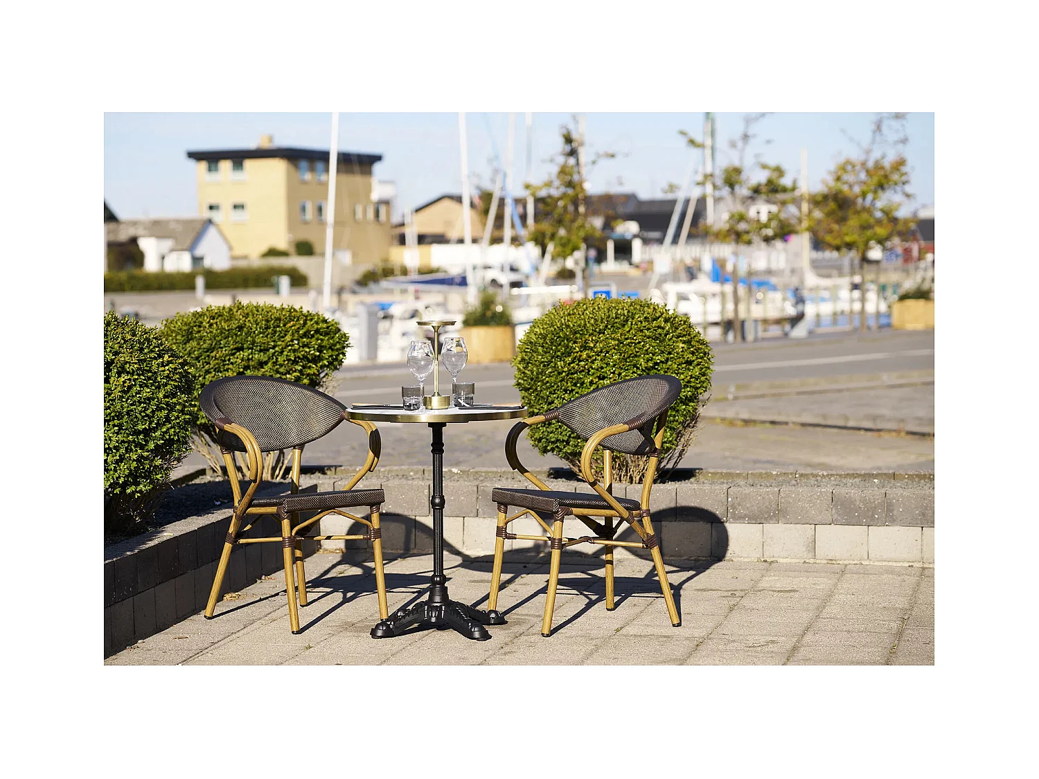 Table de bistrot ronde MAYORK Ø60cm – Plateau blanc aspect marbre, bord doré & pied métal noir