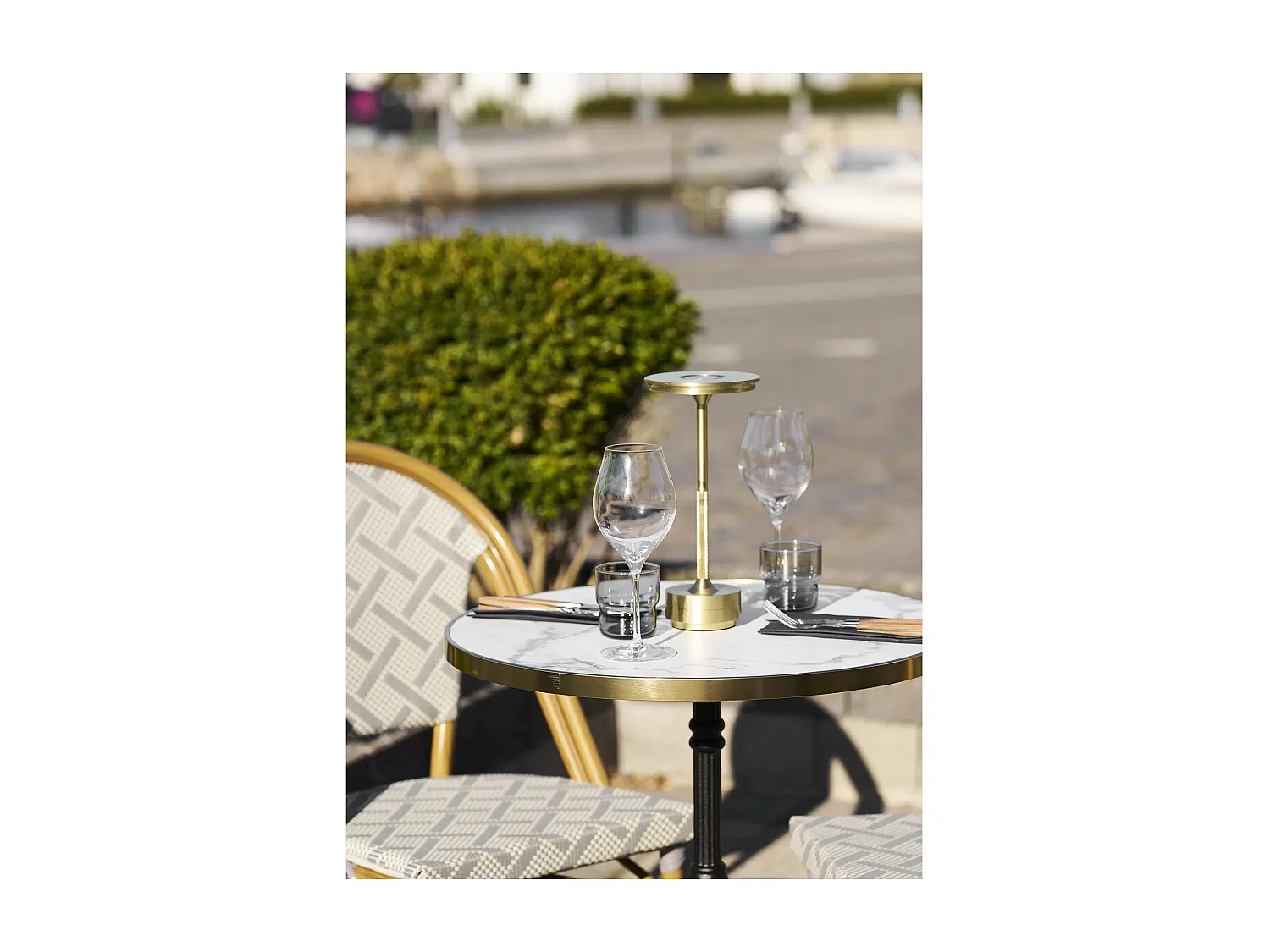 Table de bistrot ronde MAYORK Ø60cm – Plateau blanc aspect marbre, bord doré & pied métal noir