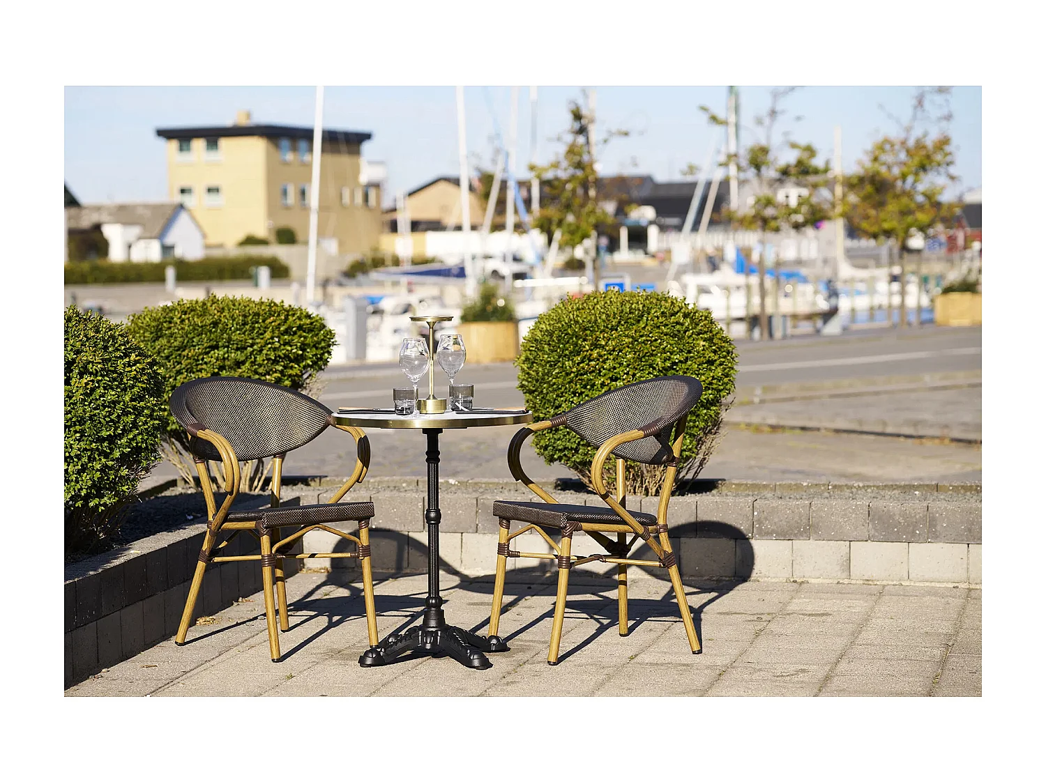 MAYORK ronde bistrotafel Ø60 cm – Blad in wit marmerlook, gouden rand & zwarte metalen poot