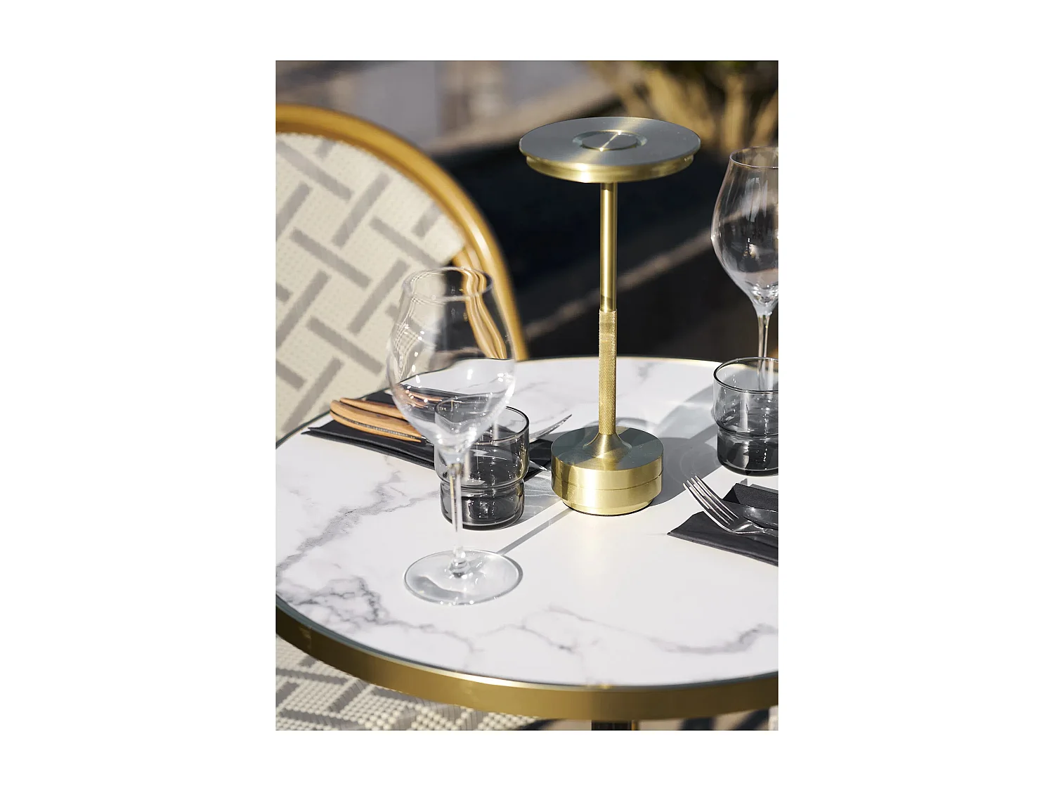 MAYORK ronde bistrotafel Ø60 cm – Blad in wit marmerlook, gouden rand & zwarte metalen poot