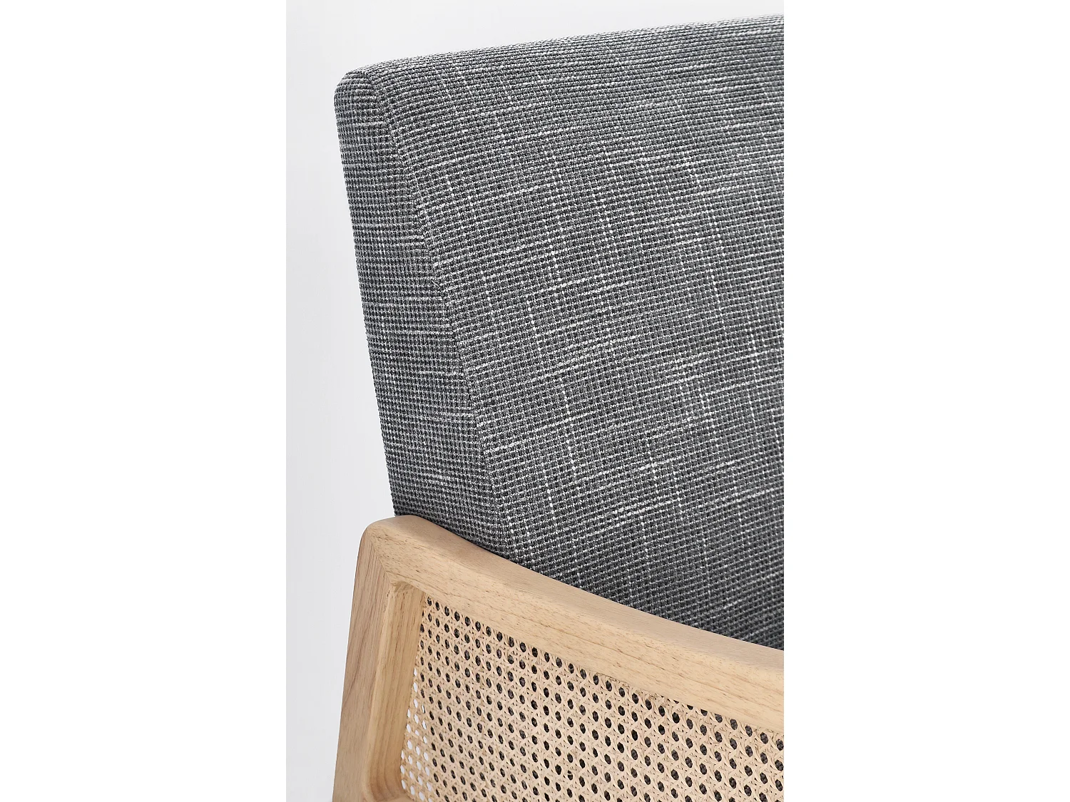 Fauteuil en bois de pin et rotin assise tissu gris foncé Denvar 68cm