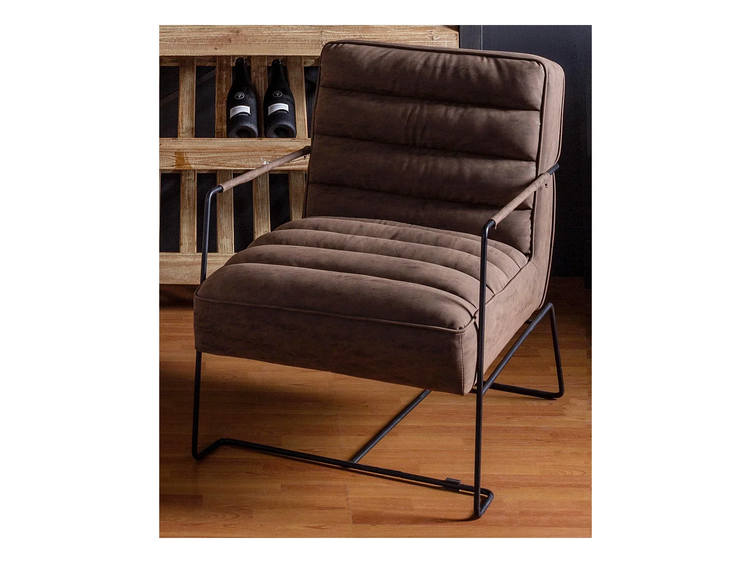 Fauteuil en simili cuir marron clair et pieds en acier Brina
