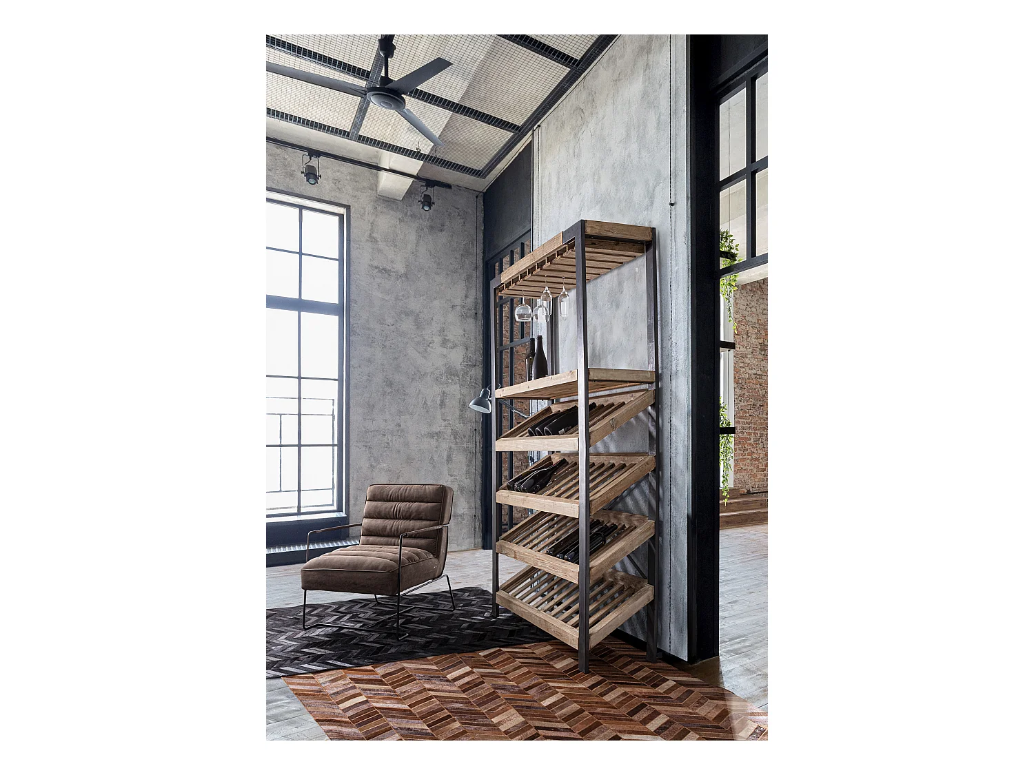 Fauteuil en simili cuir marron clair et pieds en acier Brina