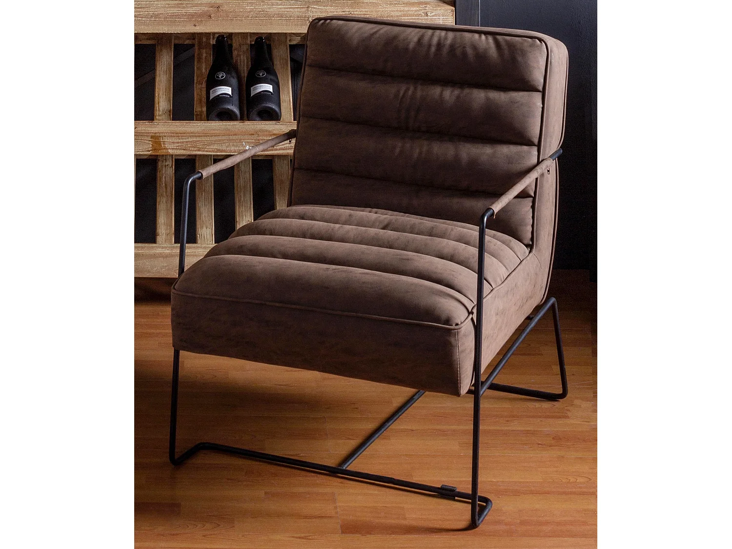 Brina fauteuil in lichtbruin kunstleer en stalen poten