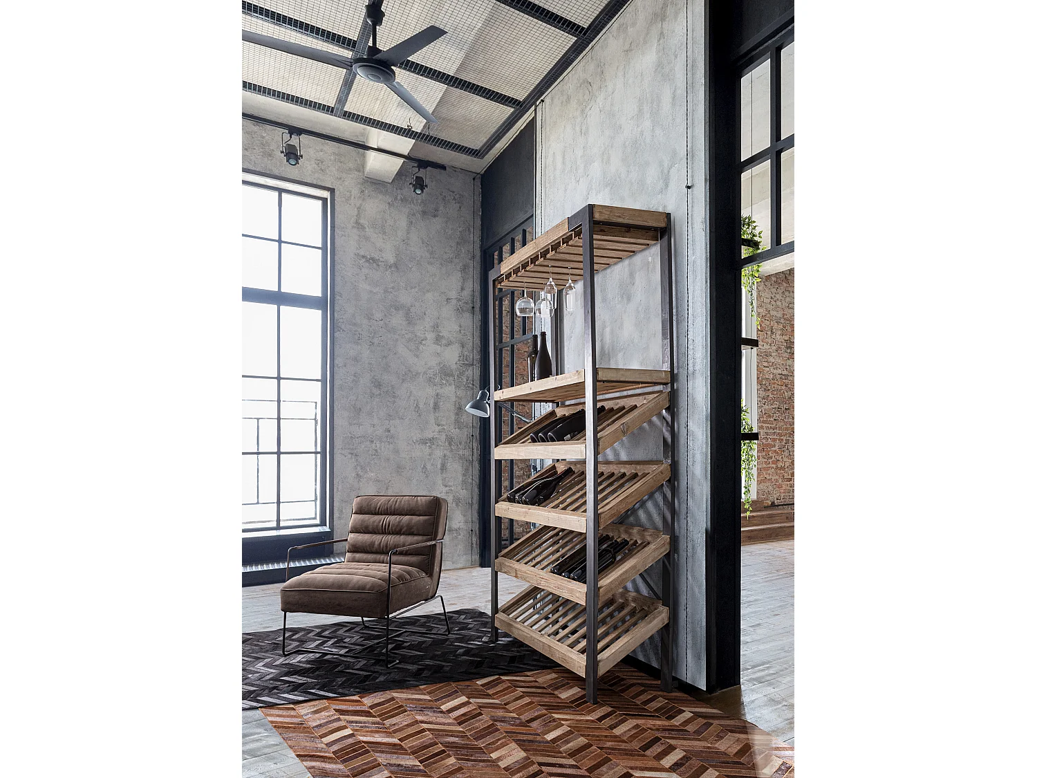 Brina fauteuil in lichtbruin kunstleer en stalen poten