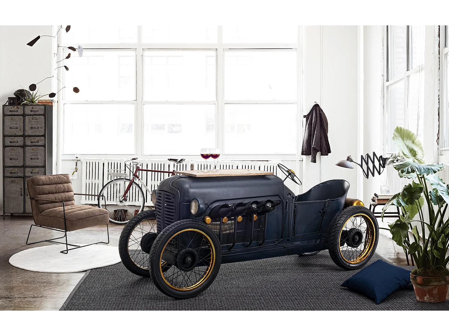 Brina fauteuil in lichtbruin kunstleer en stalen poten