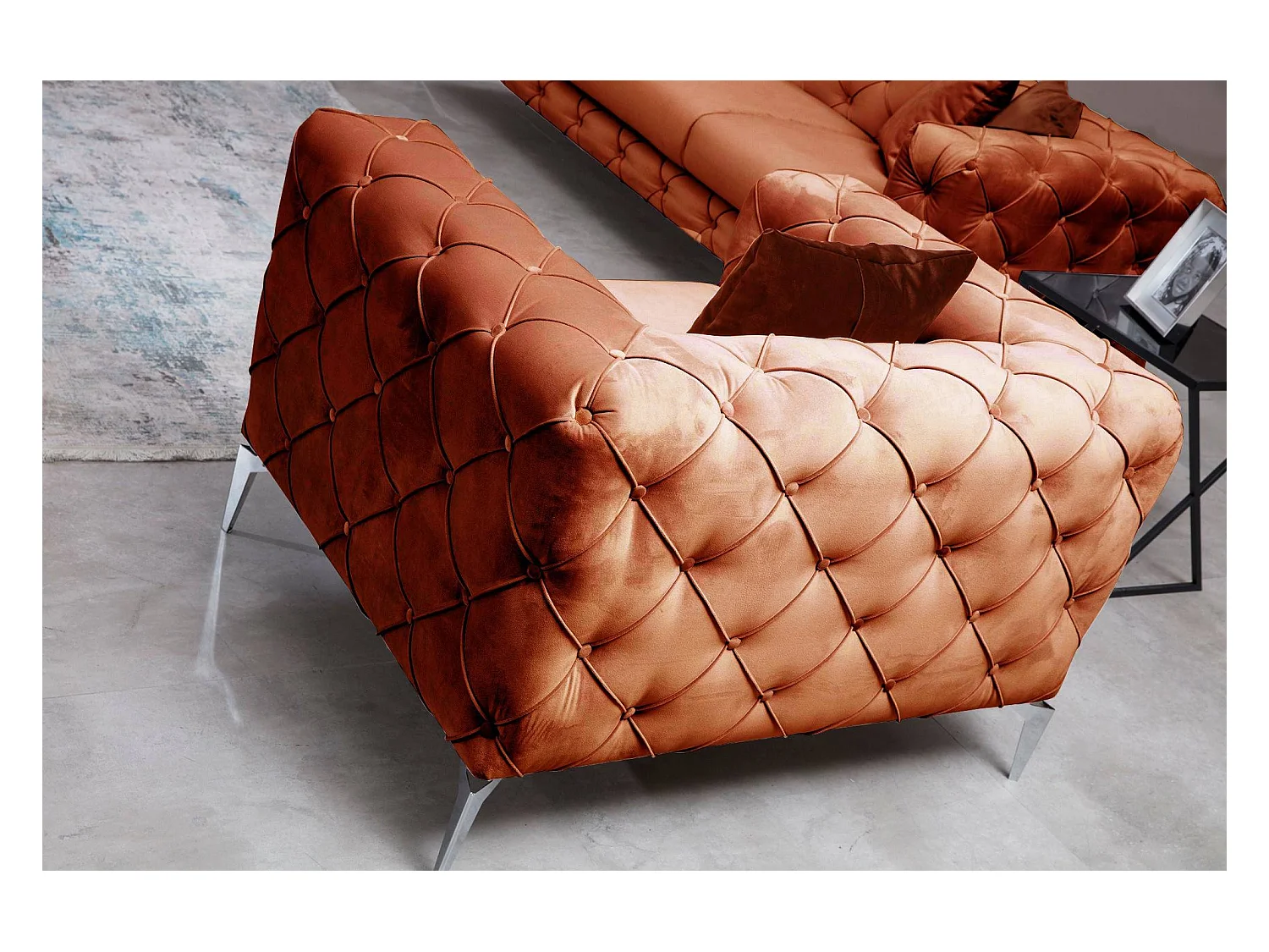 Fauteuil capitonné velours orange et pieds chromés Herakles 108cm