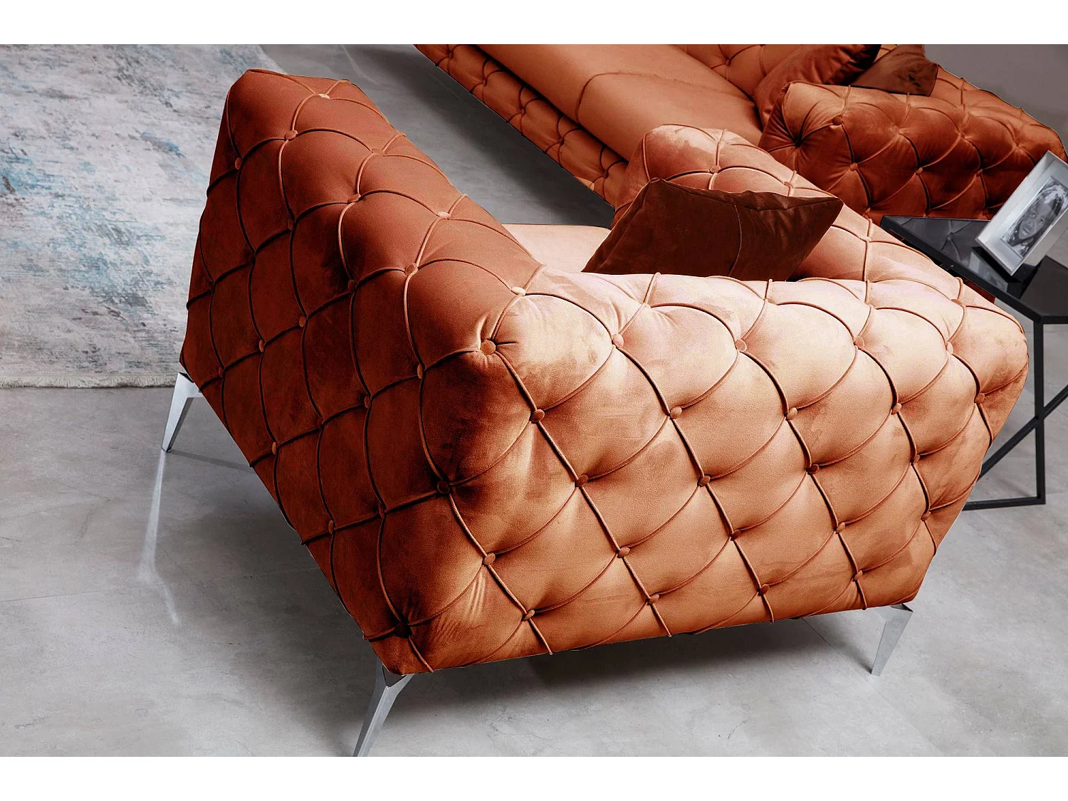 Fauteuil capitonné velours orange et pieds chromés Herakles 108cm