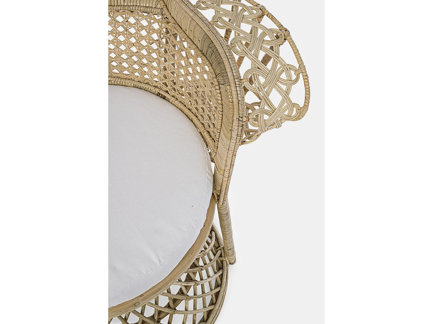 Sillón en forma de pavo real de ratán natural con cojín Pero