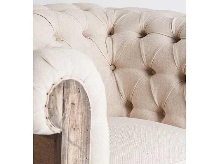 Sillón ancho Nothi de tela beige y madera tropical clara envejecida