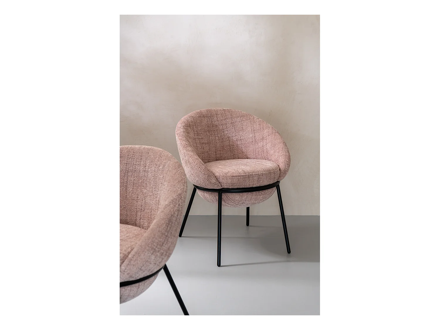 Lot de 2 fauteuils en tissu BOOBY – Structure en métal noir et design moderne-Rose