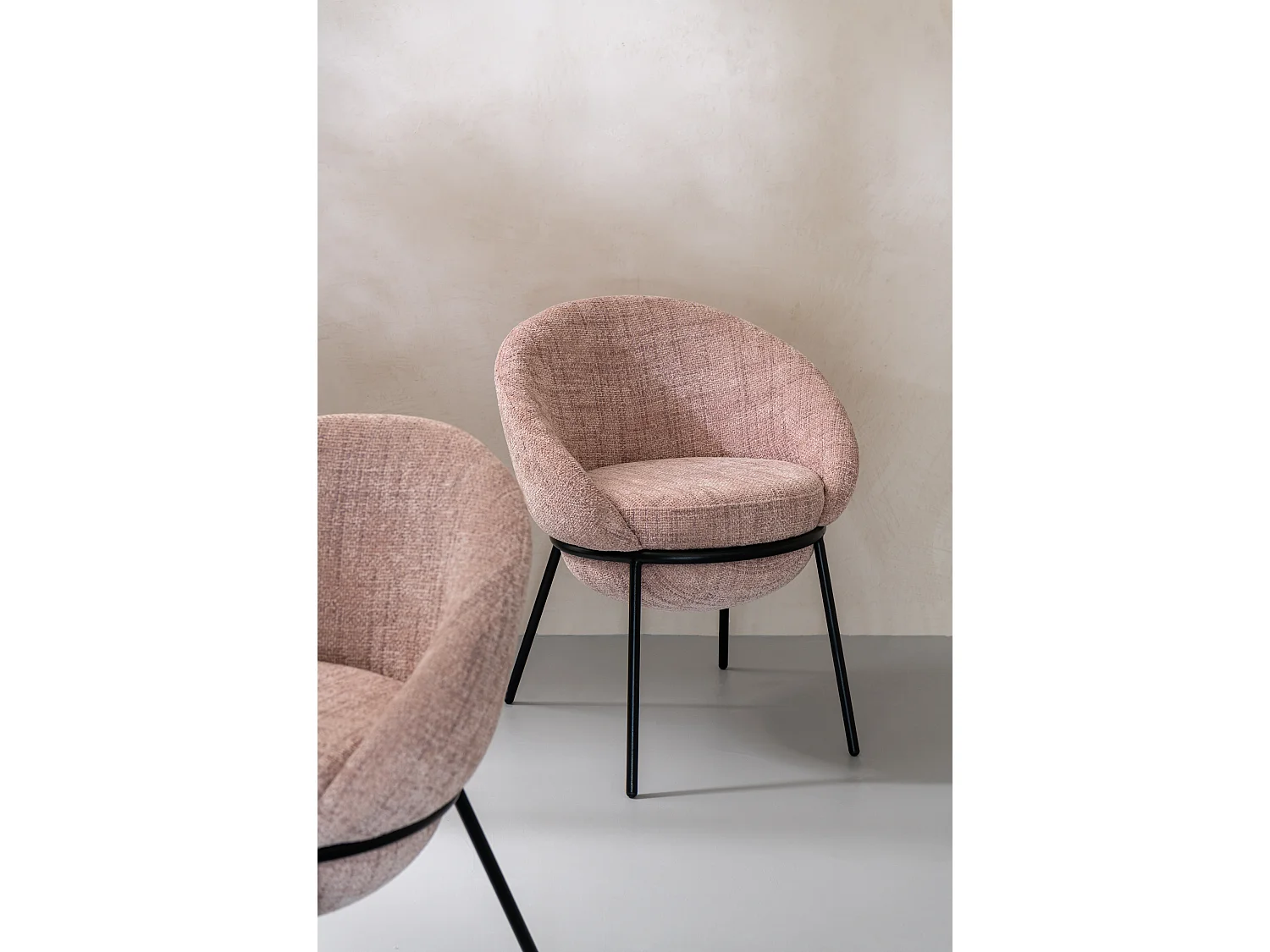 Lot de 2 fauteuils en tissu BOOBY – Structure en métal noir et design moderne-Rose
