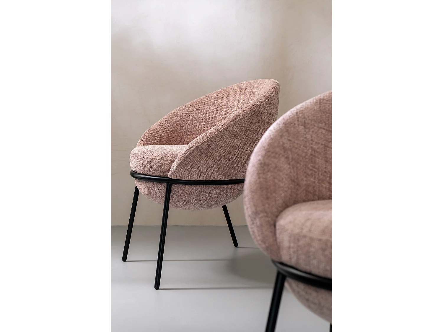Lot de 2 fauteuils en tissu BOOBY – Structure en métal noir et design moderne-Rose