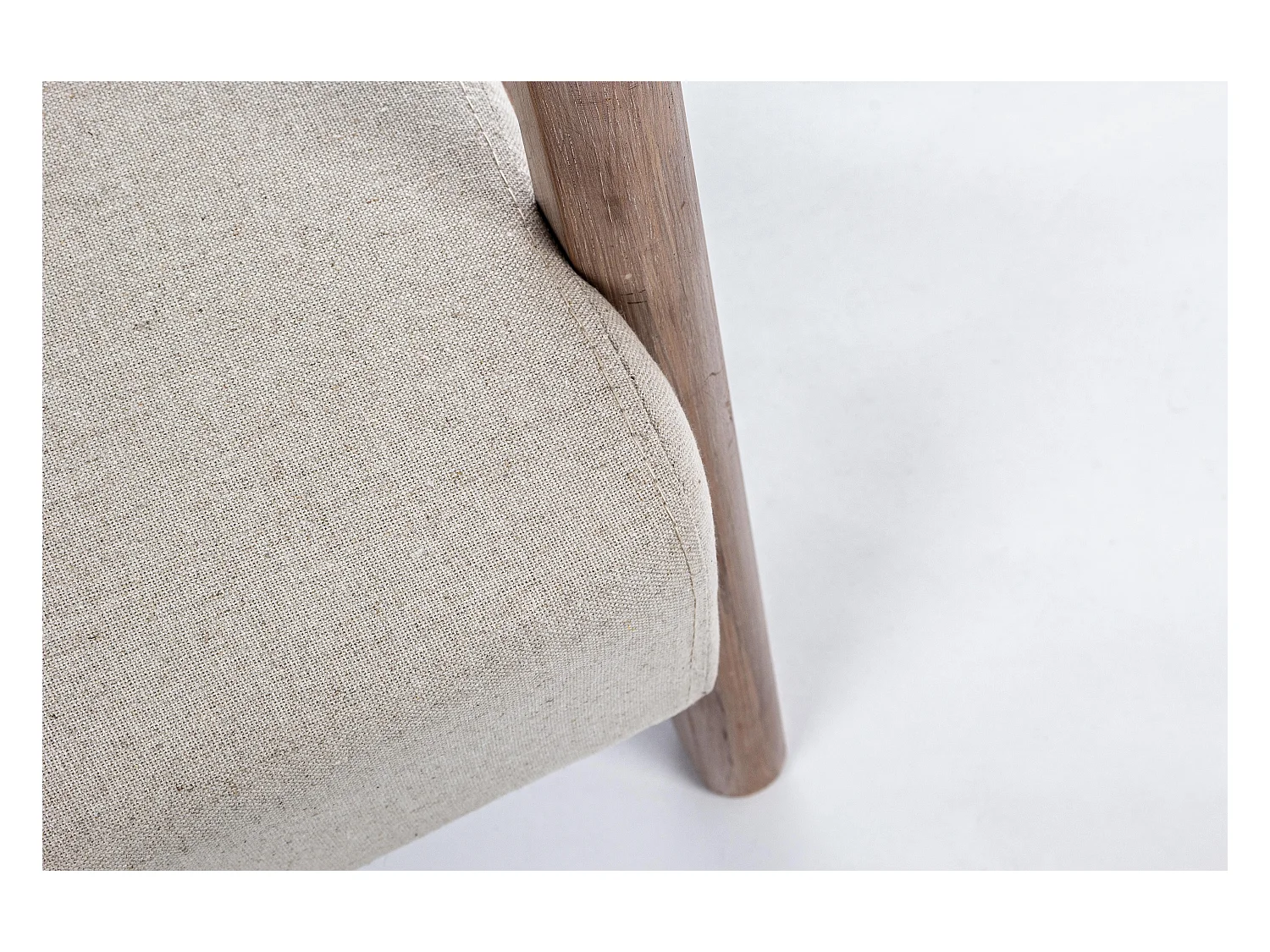 Fauteuil tissu beige clair et pieds en bois d'hévéa Silla