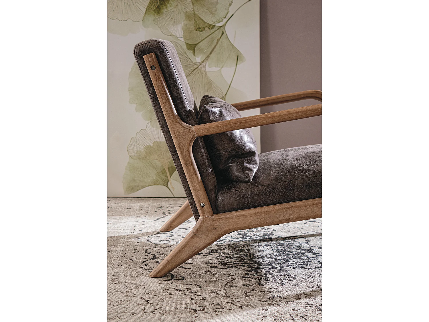 Fauteuil polyester marron foncé et pieds en bois d'hévéa Silla