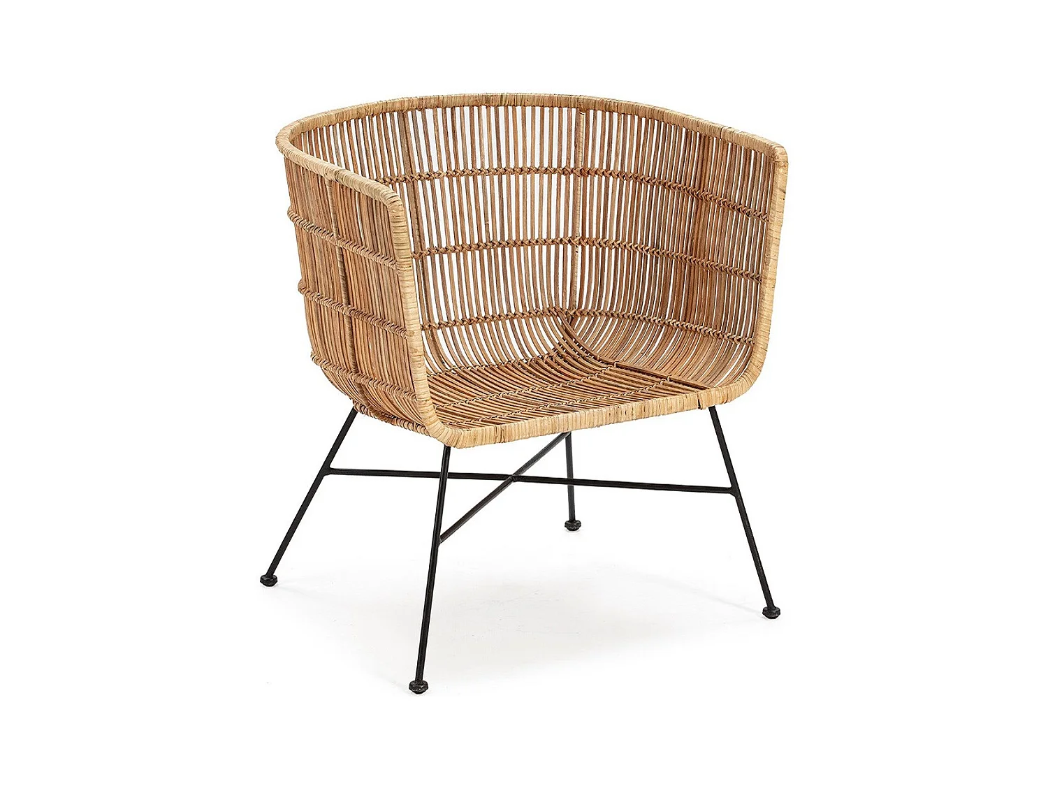 Sillón Sally de mimbre natural y patas de metal negro.